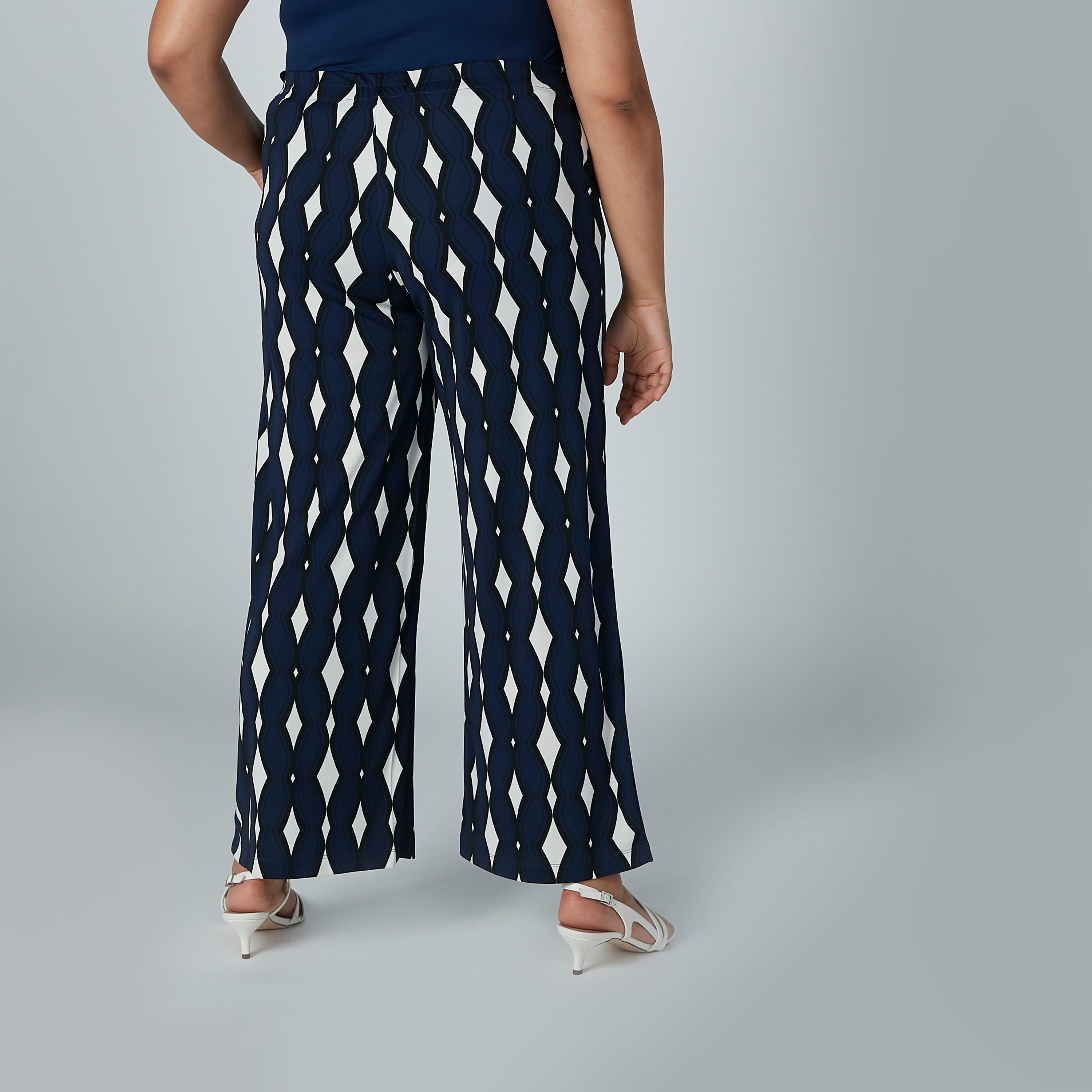 بنطال بالازو بقصّة واسعة وجيوب وطبعات-women-clothing-bottoms-trousers-image-3