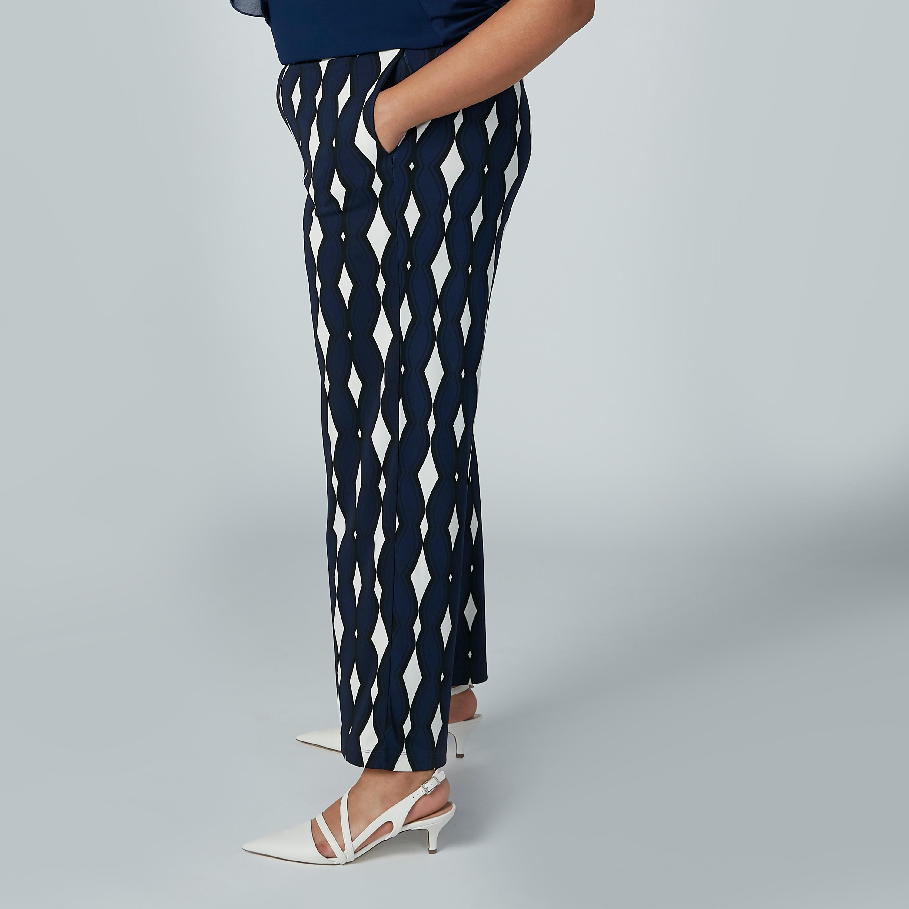 بنطال بالازو بقصّة واسعة وجيوب وطبعات-women-clothing-bottoms-trousers-image-4