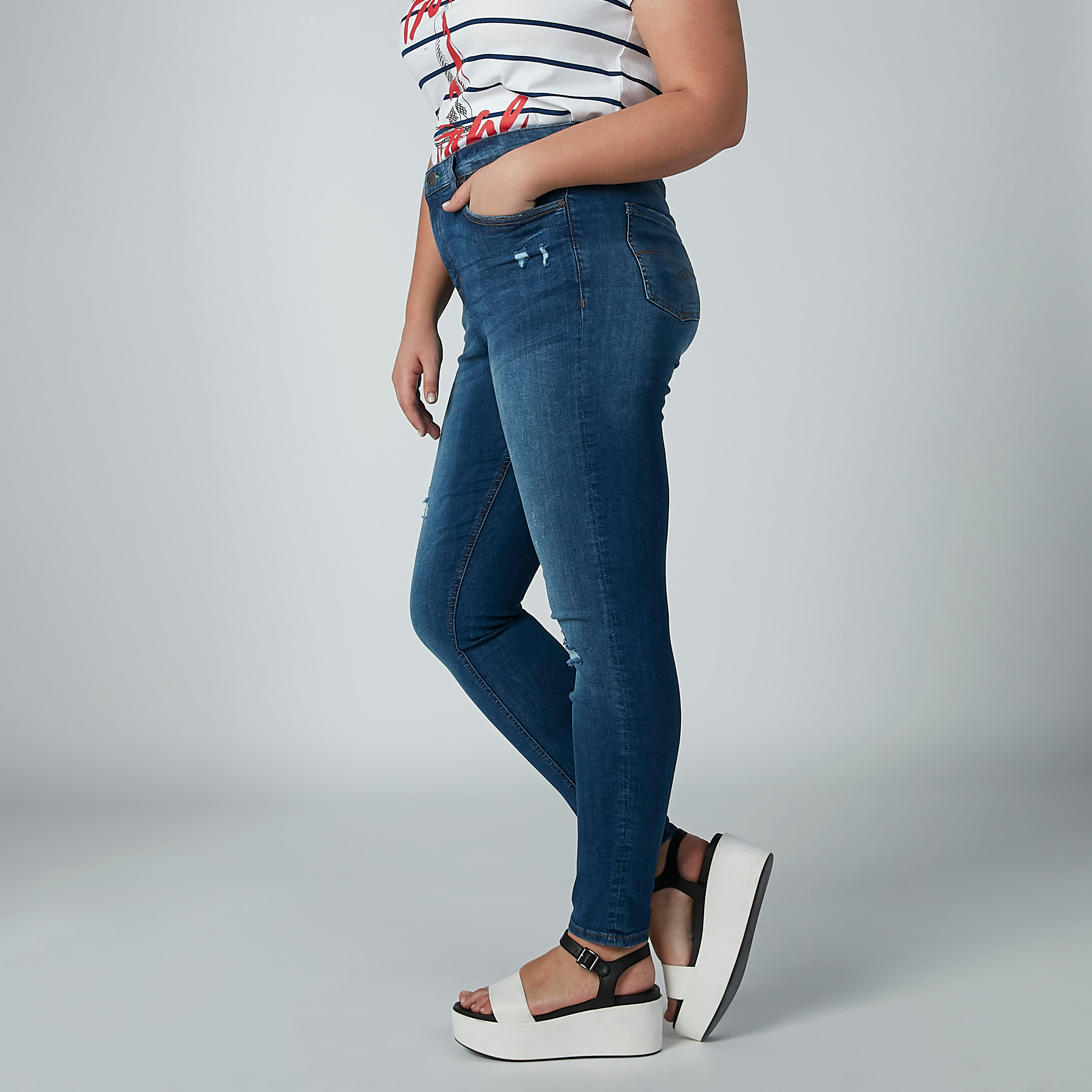 بِنطال جينز طويل بتصميم ممزق وجيوب-women-clothing-bottoms-jeans-image-1