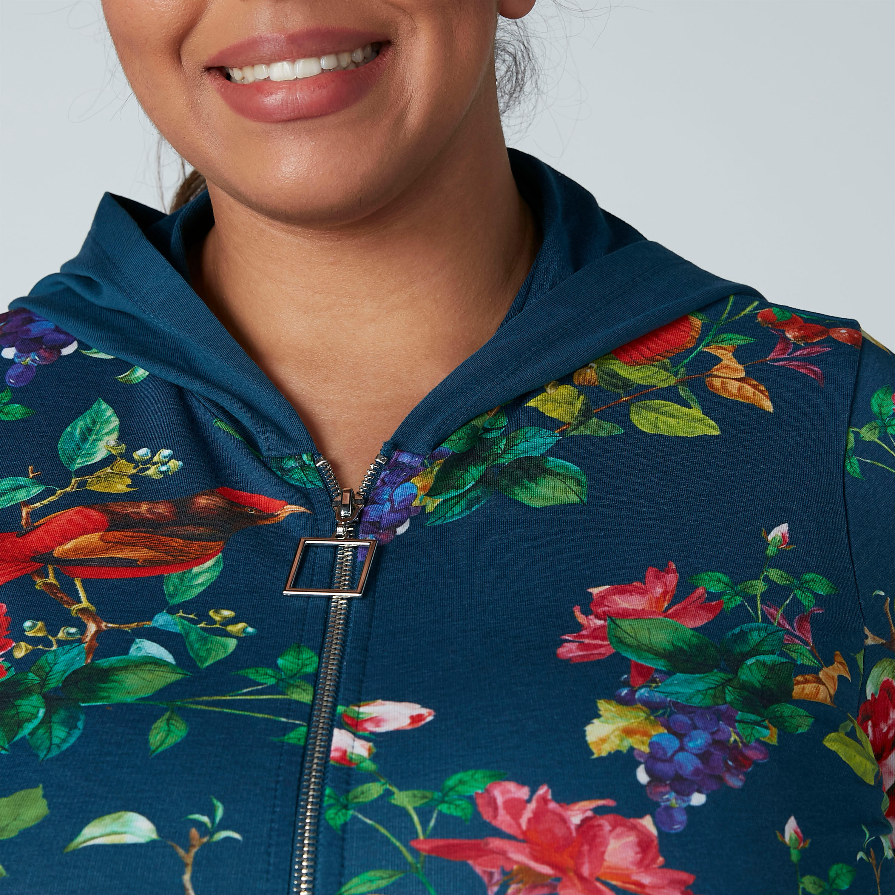 جاكيت بقبّعة وأكمام طويلة وطبعات زهرية-women-winterwear-coatsandjackets-jackets-image-2
