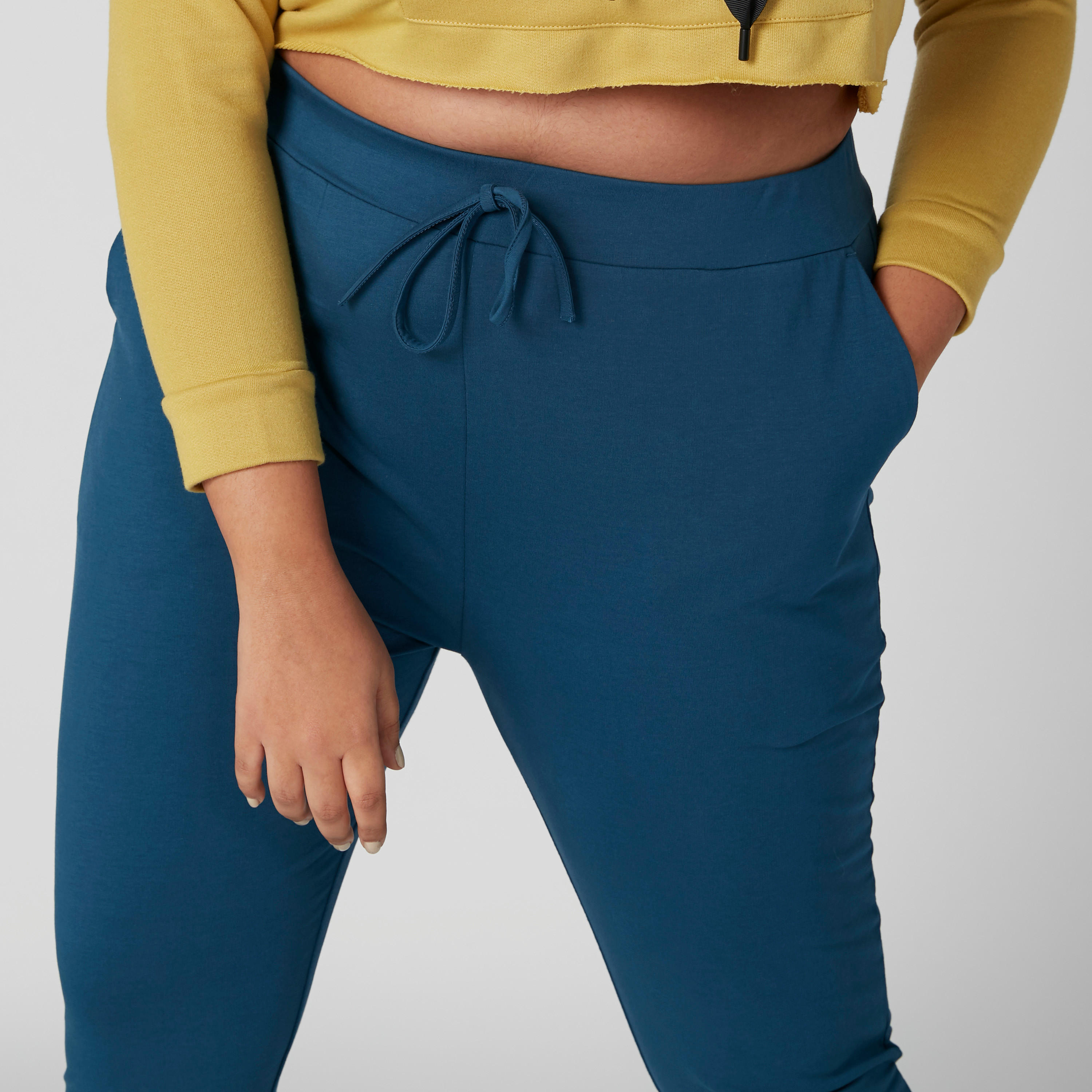 بنطال رياضي برباط وجيوب-women-clothing-bottoms-joggers-image-4