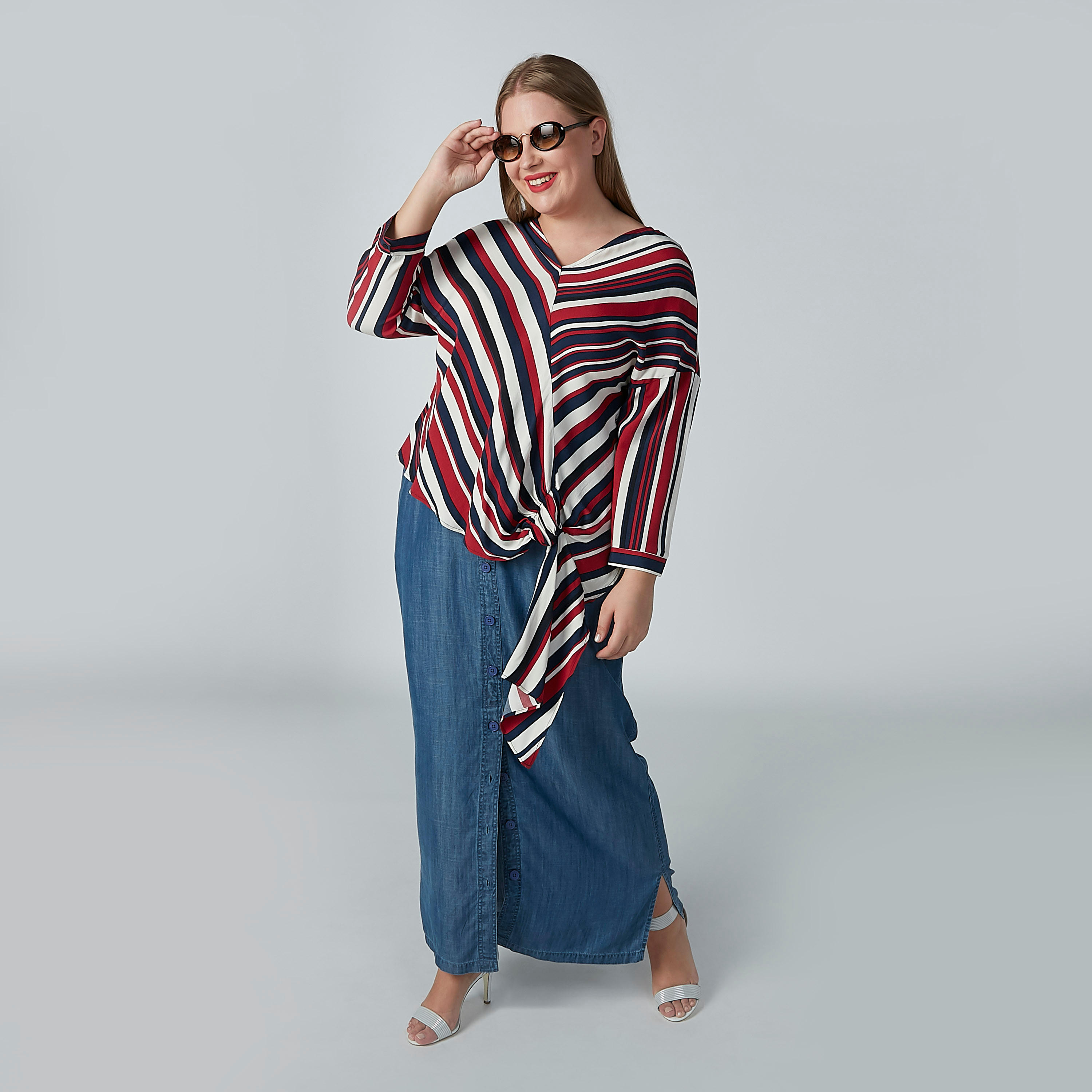 بلوزة مقلّمة بياقة V ورباط-women-clothing-shirtsandblouses-blouses-image-2