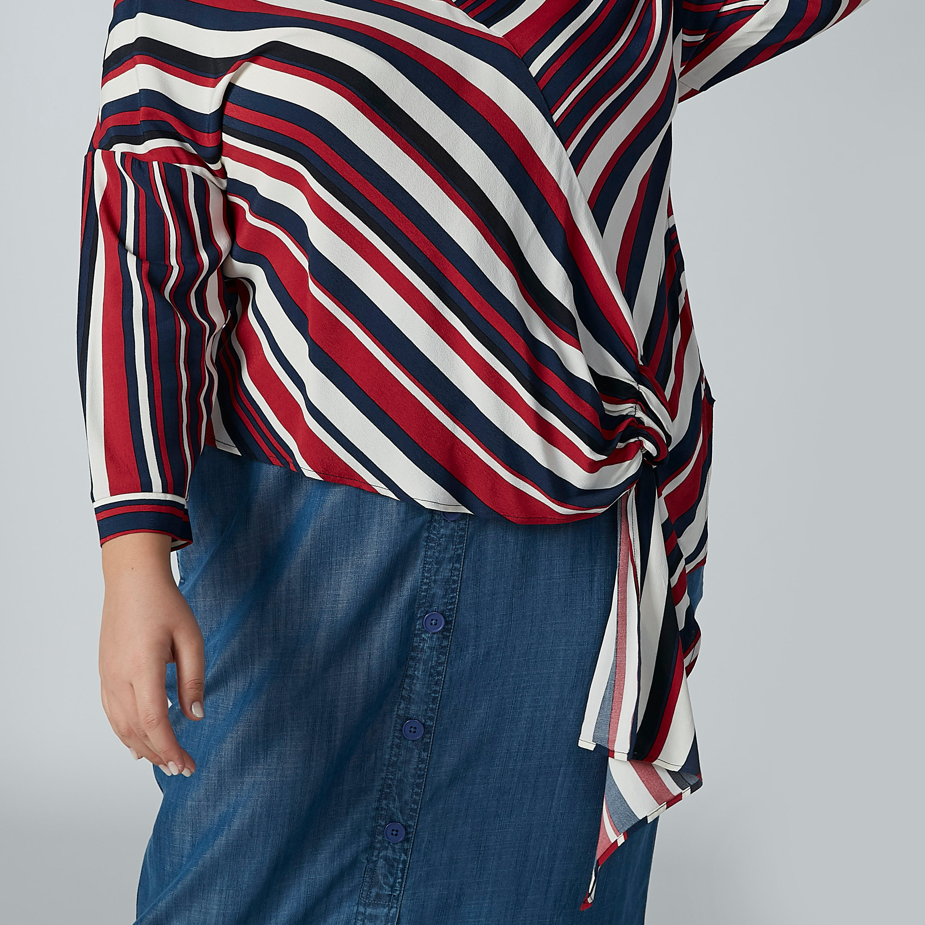 بلوزة مقلّمة بياقة V ورباط-women-clothing-shirtsandblouses-blouses-image-3