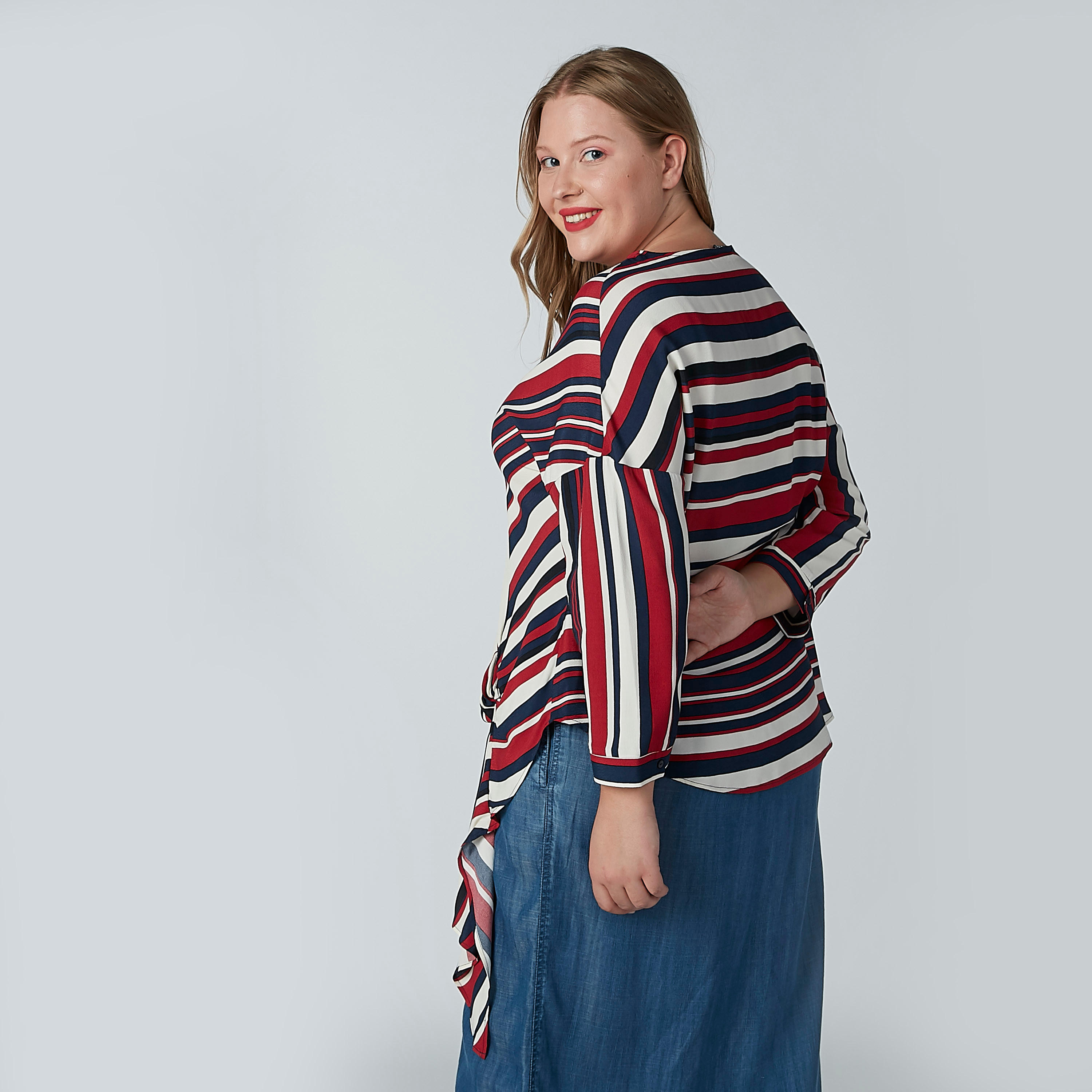 بلوزة مقلّمة بياقة V ورباط-women-clothing-shirtsandblouses-blouses-image-4
