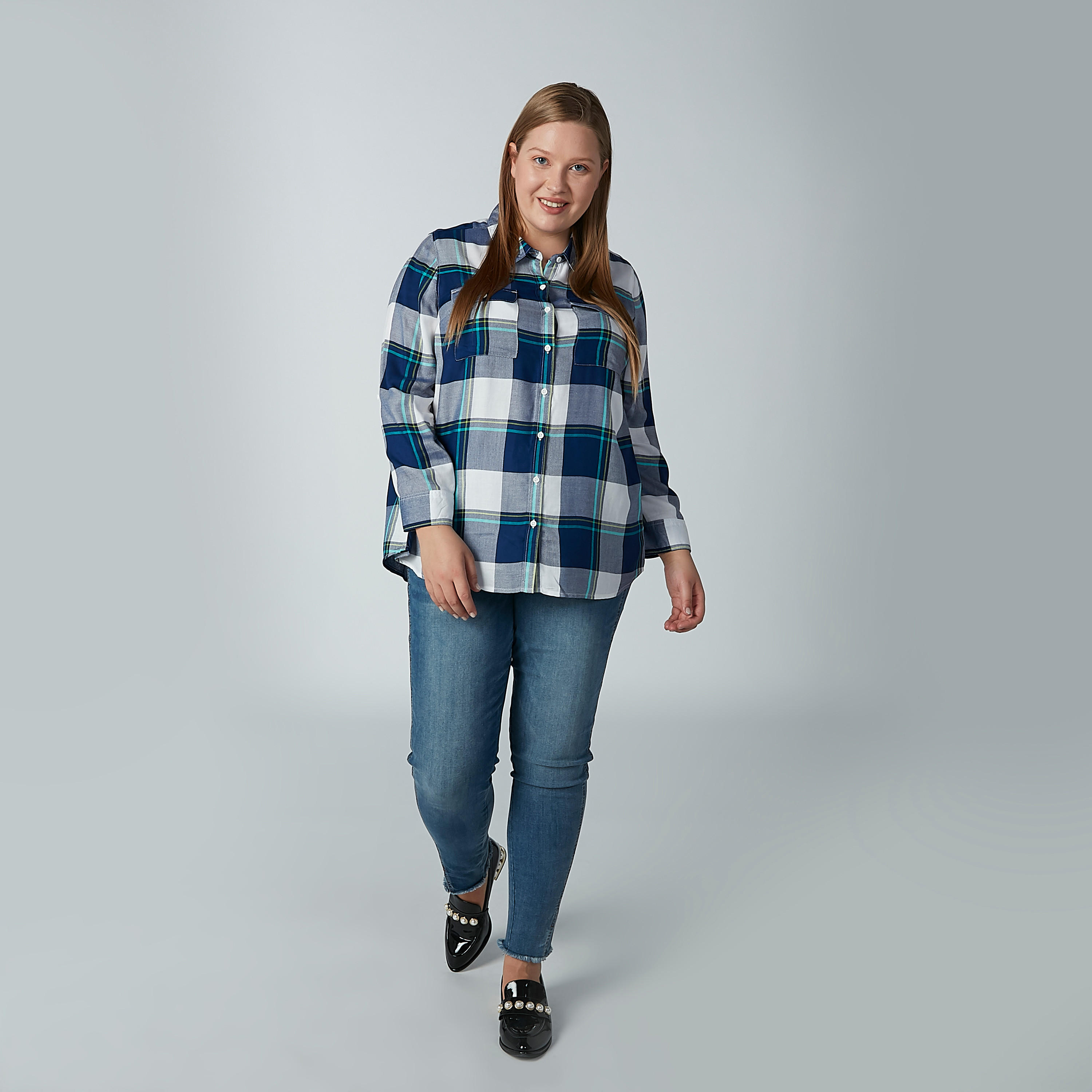 قميص كاروهات بأكمام طويلة وياقة عاديّة-women-clothing-shirtsandblouses-blouses-image-2