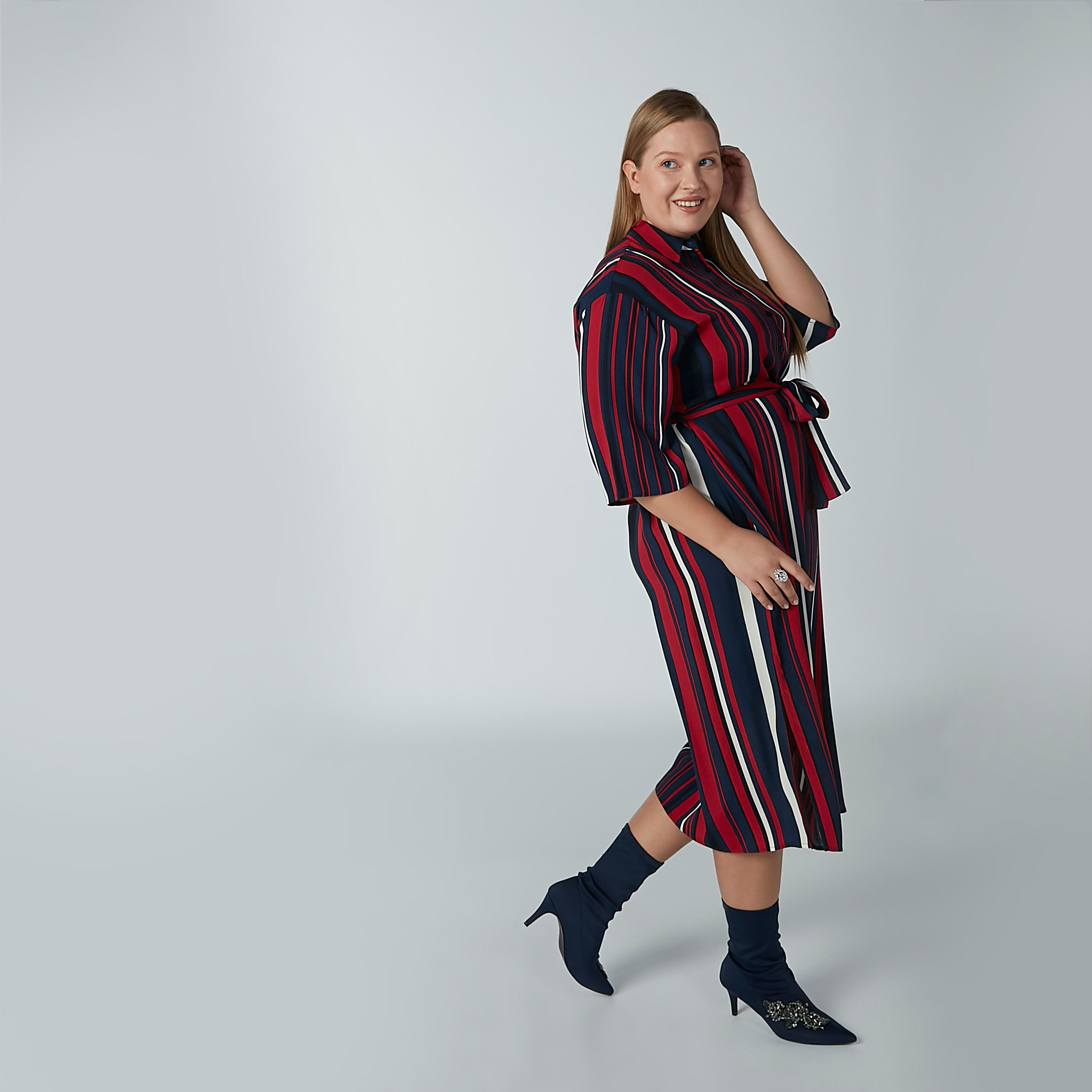 فستان مقلم متوسط الطول بفتحة وأربطة-women-clothing-dresses-image-5