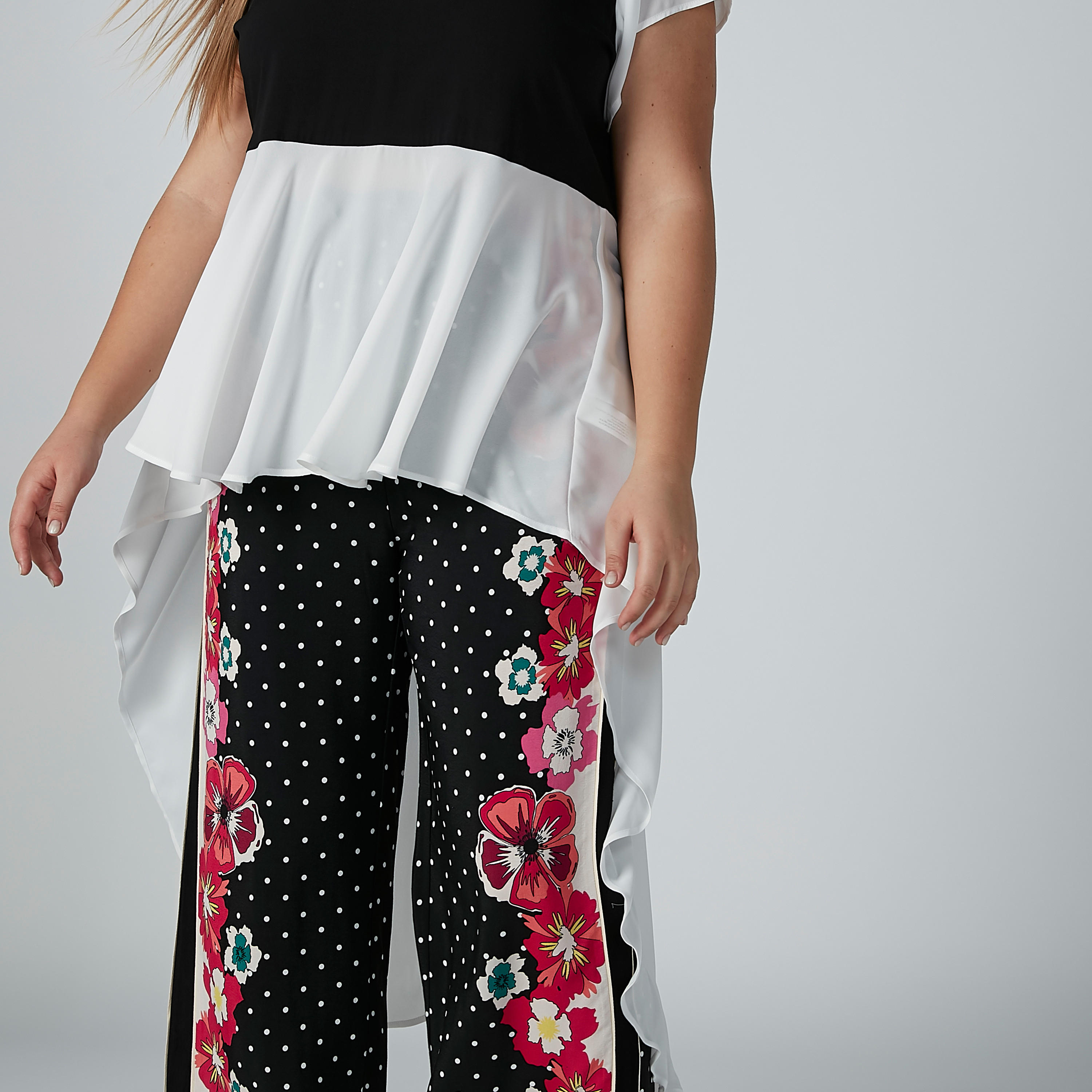 بلوزة بياقة V وحوّاف غير مستوية وكشكش-women-clothing-shirtsandblouses-blouses-image-3