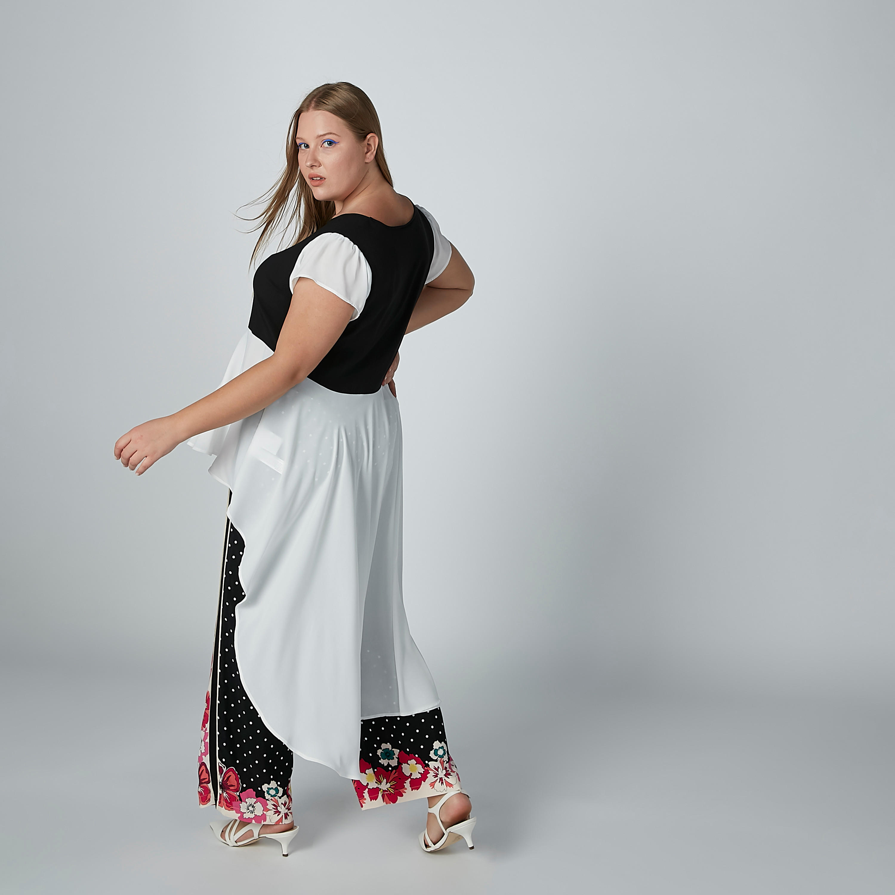 بلوزة بياقة V وحوّاف غير مستوية وكشكش-women-clothing-shirtsandblouses-blouses-image-5