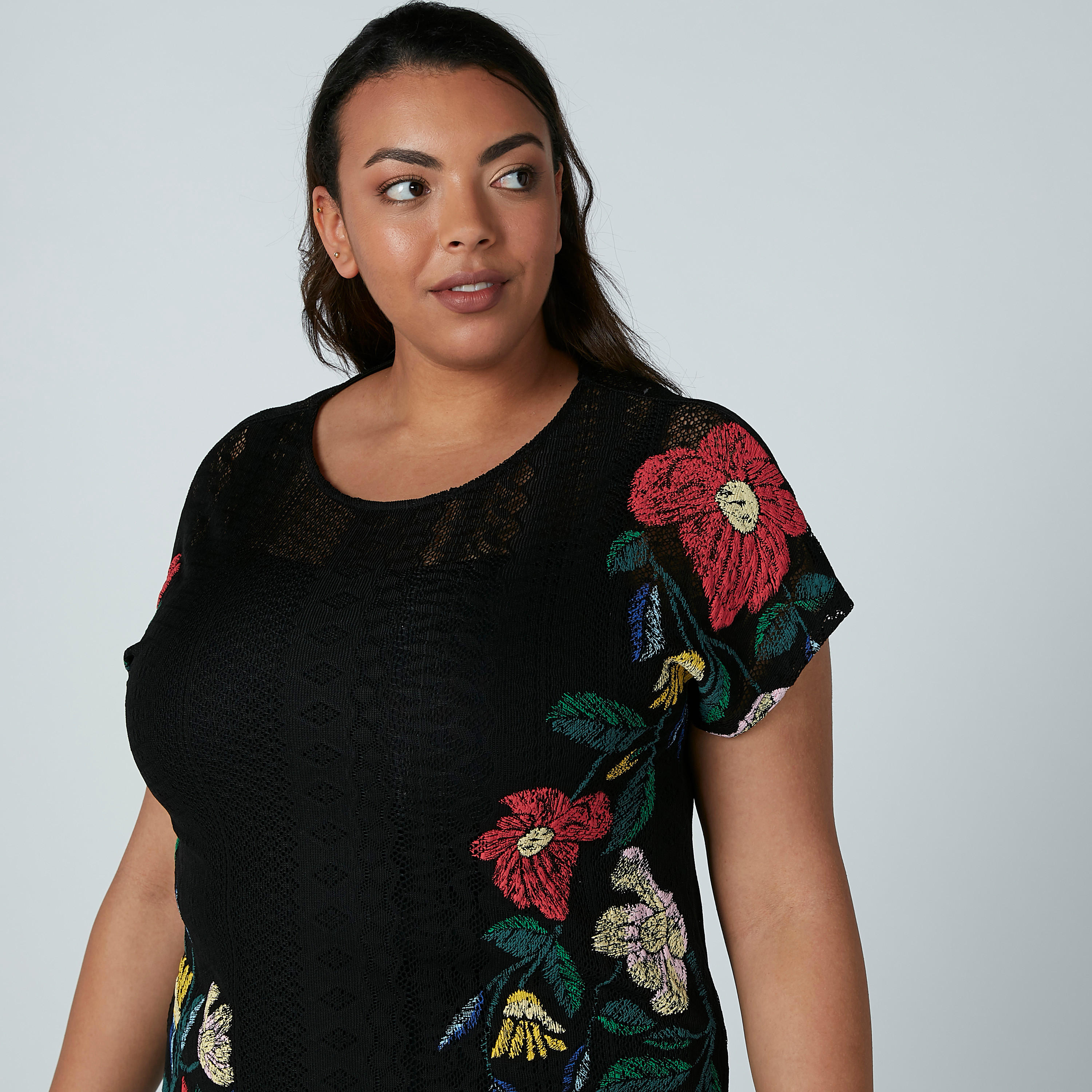 بلوزة بياقة مستديرة وتفاصيل دانتيل وطبعات زهرية-women-clothing-tshirts-image-1
