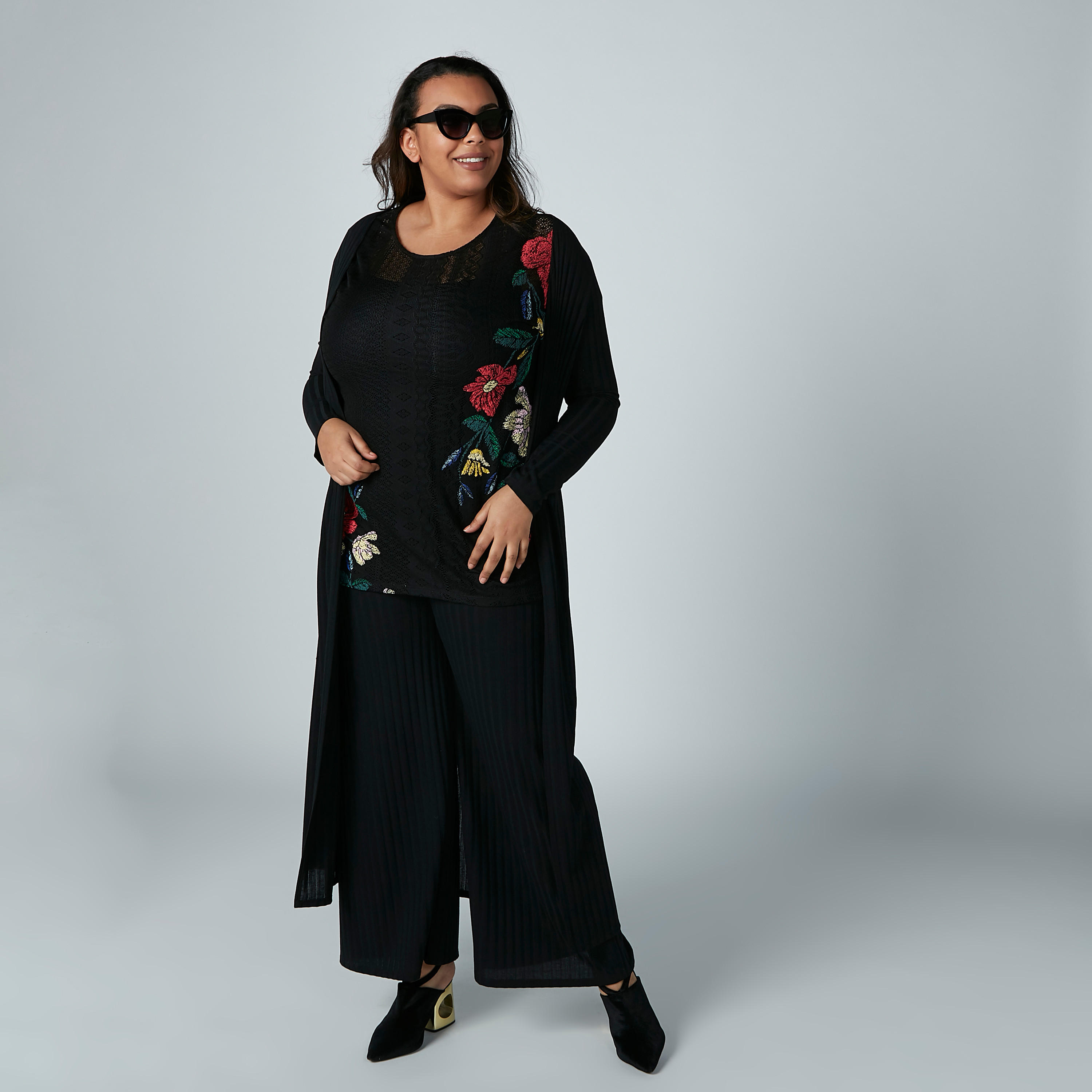 بلوزة بياقة مستديرة وتفاصيل دانتيل وطبعات زهرية-women-clothing-tshirts-image-3