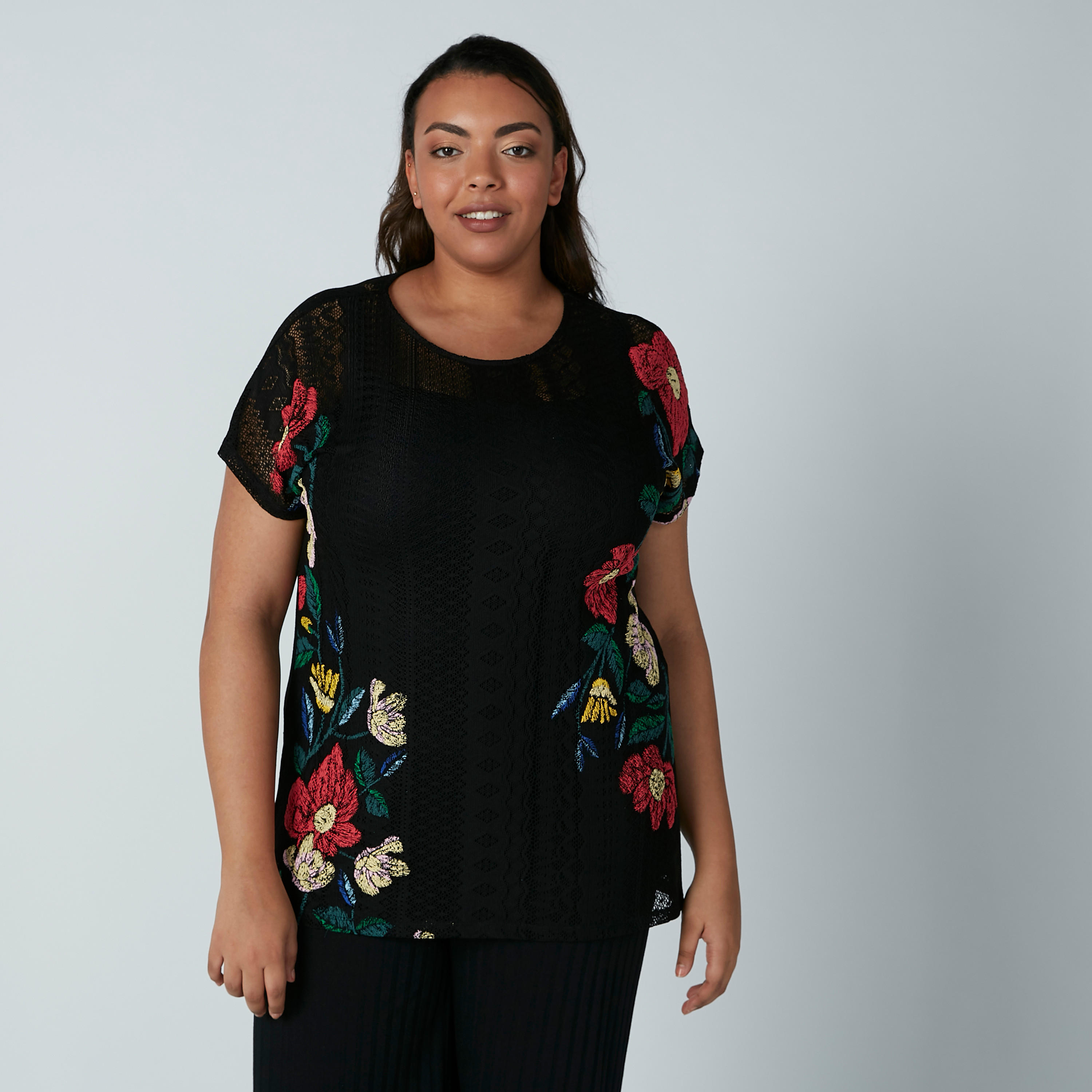 بلوزة بياقة مستديرة وتفاصيل دانتيل وطبعات زهرية-women-clothing-tshirts-image-4