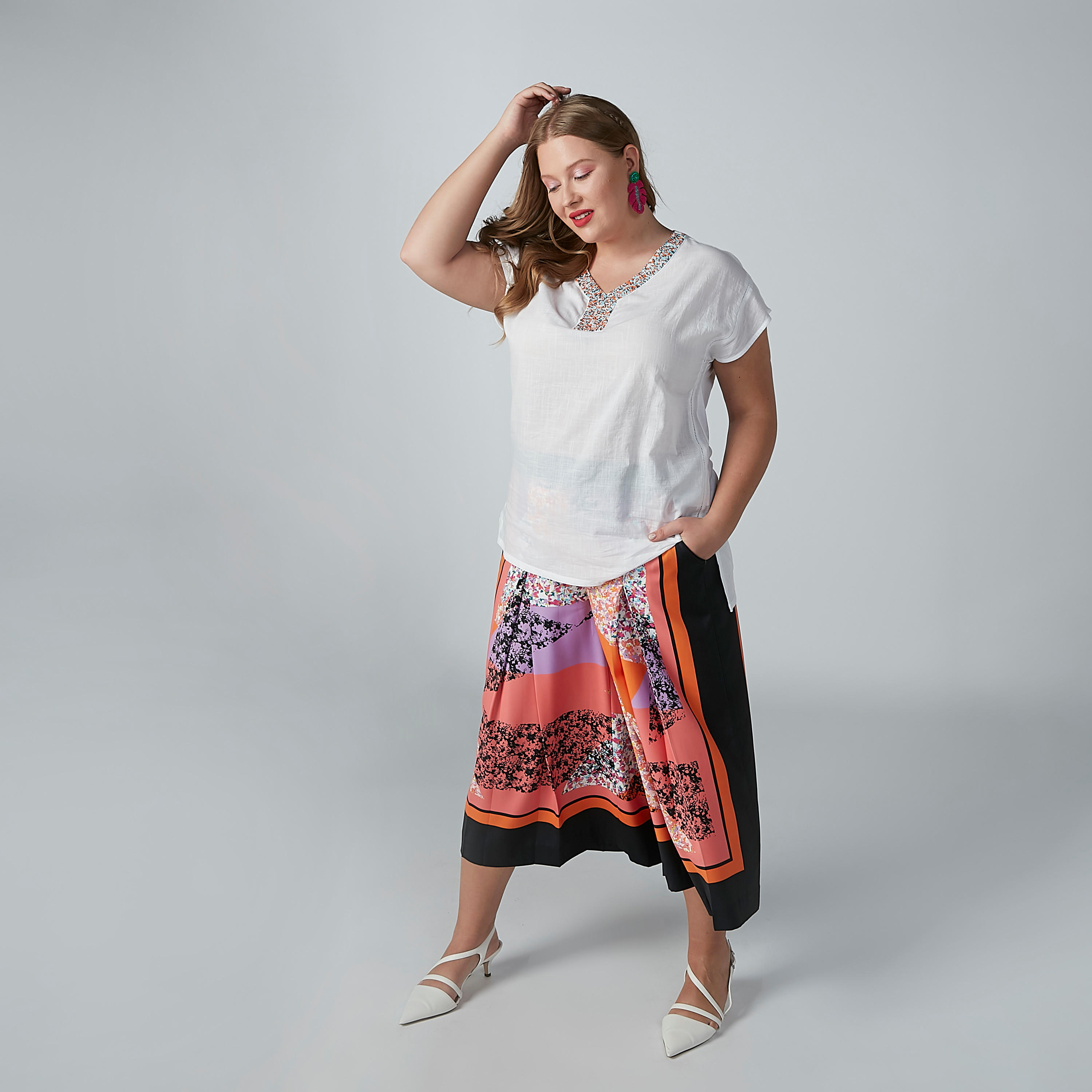 تونيك مطرّز بياقة V وأكمام كاب-women-clothing-shirtsandblouses-blouses-image-1