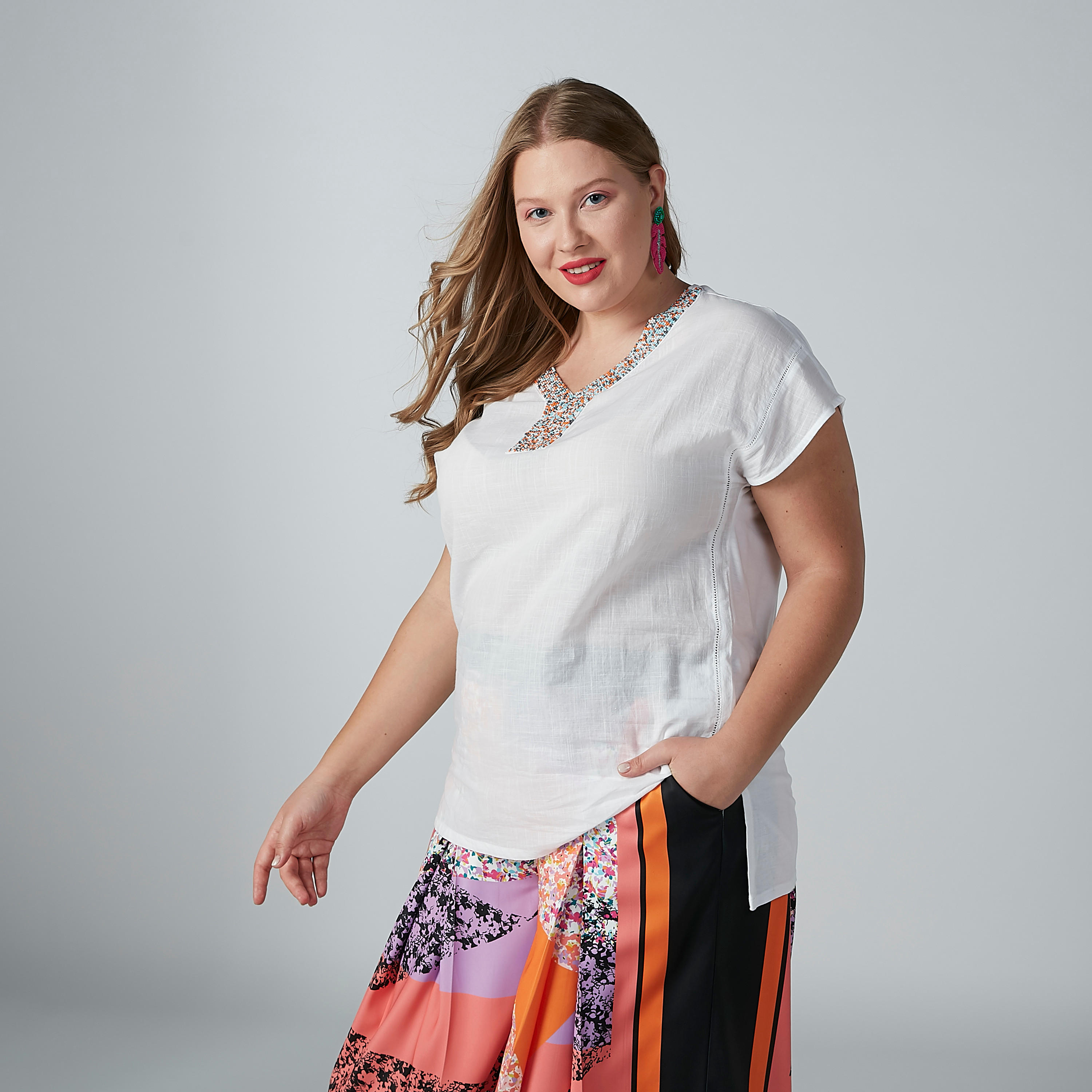 تونيك مطرّز بياقة V وأكمام كاب-women-clothing-shirtsandblouses-blouses-image-3