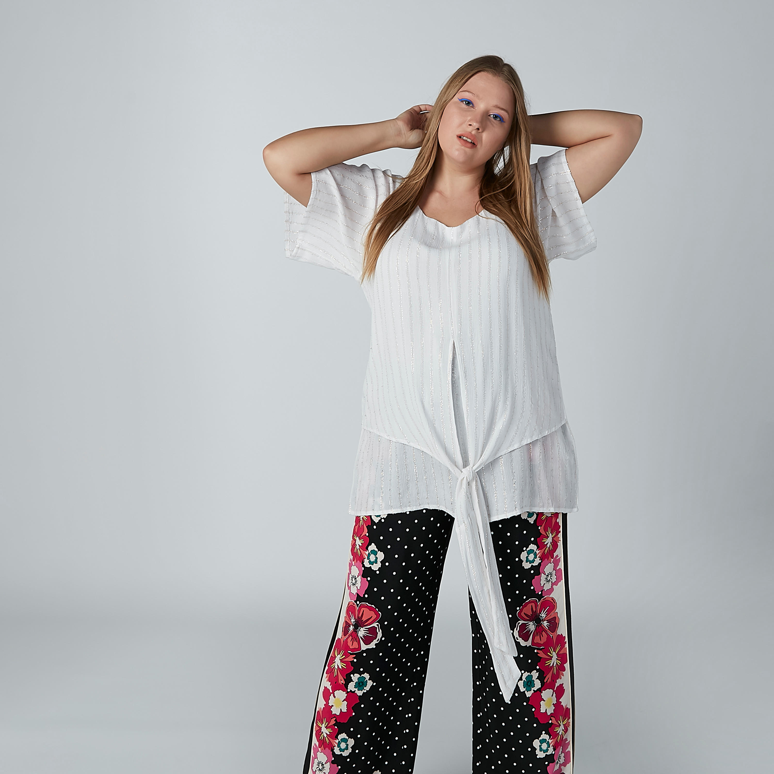 بلوزة مقلّمة بياقة مستديرة وأربطة-women-clothing-shirtsandblouses-blouses-image-1