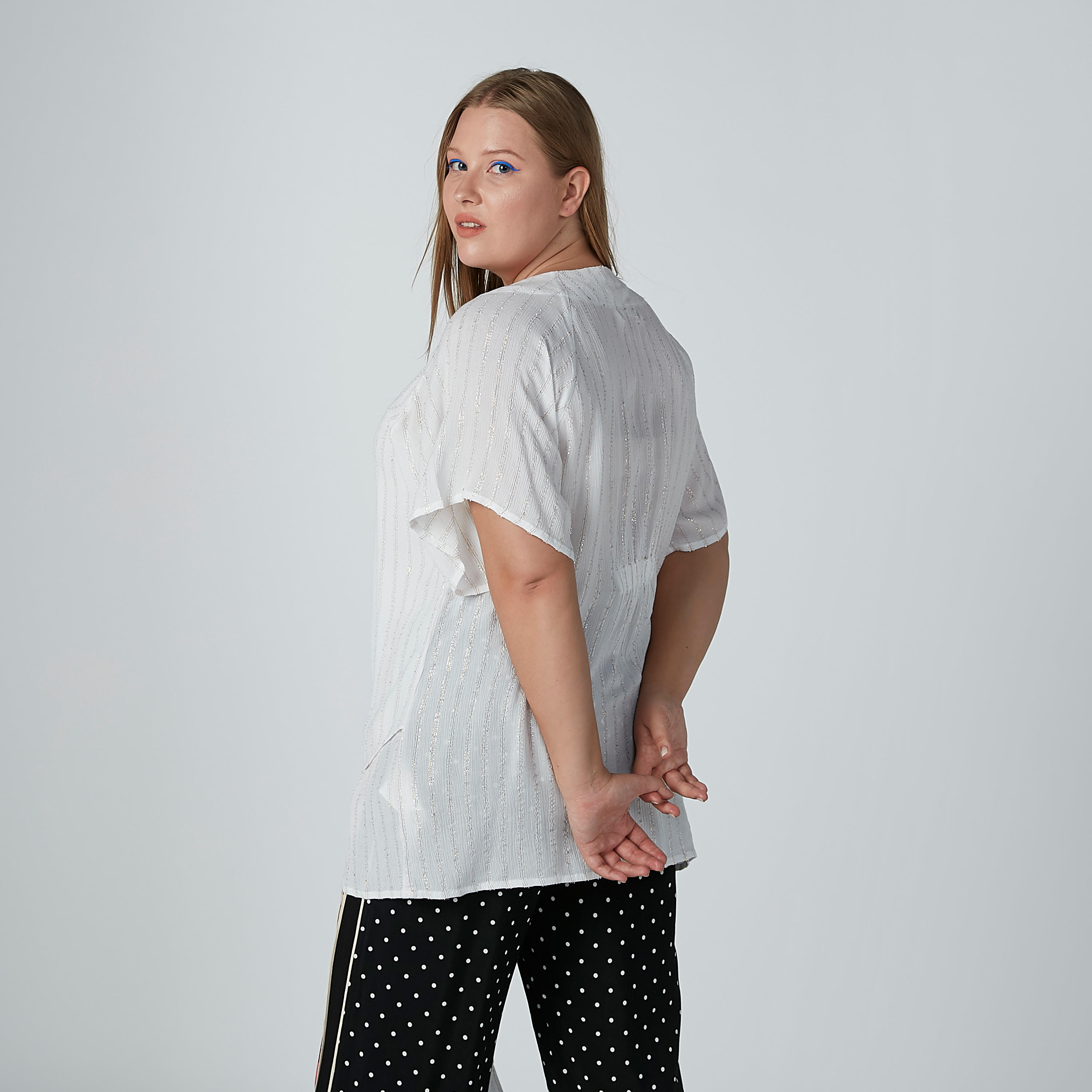 بلوزة مقلّمة بياقة مستديرة وأربطة-women-clothing-shirtsandblouses-blouses-image-4