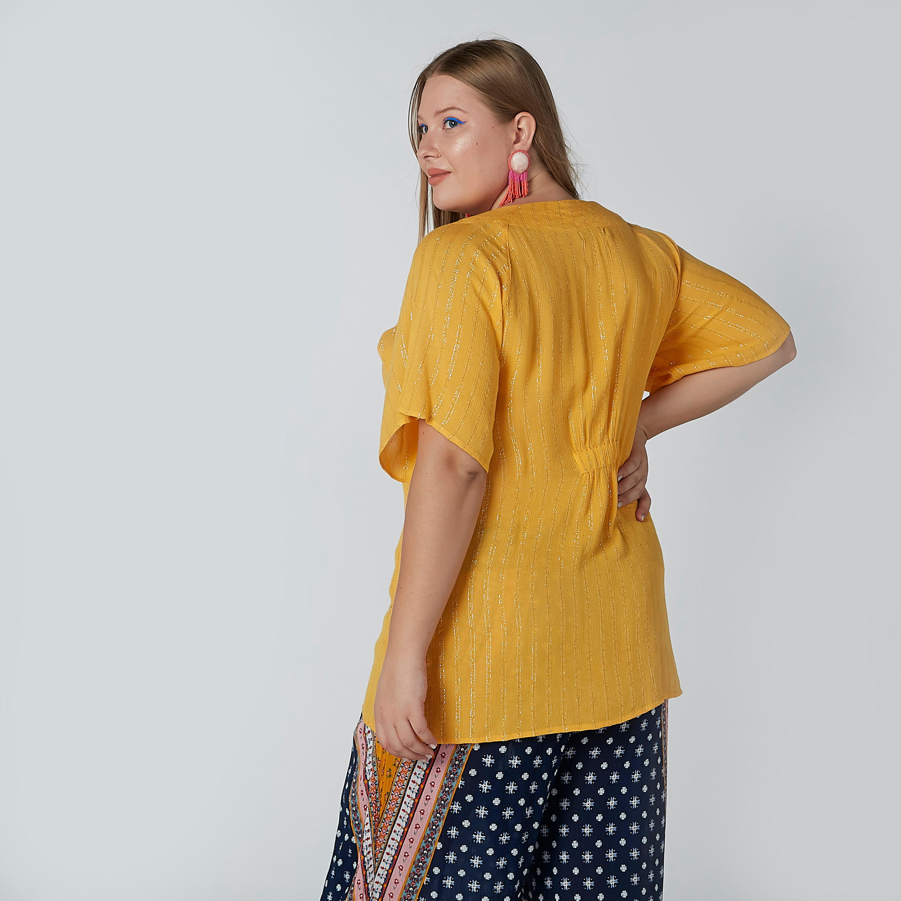 بلوزة مقلّمة بياقة عميقة وأربطة-women-clothing-shirtsandblouses-blouses-image-3