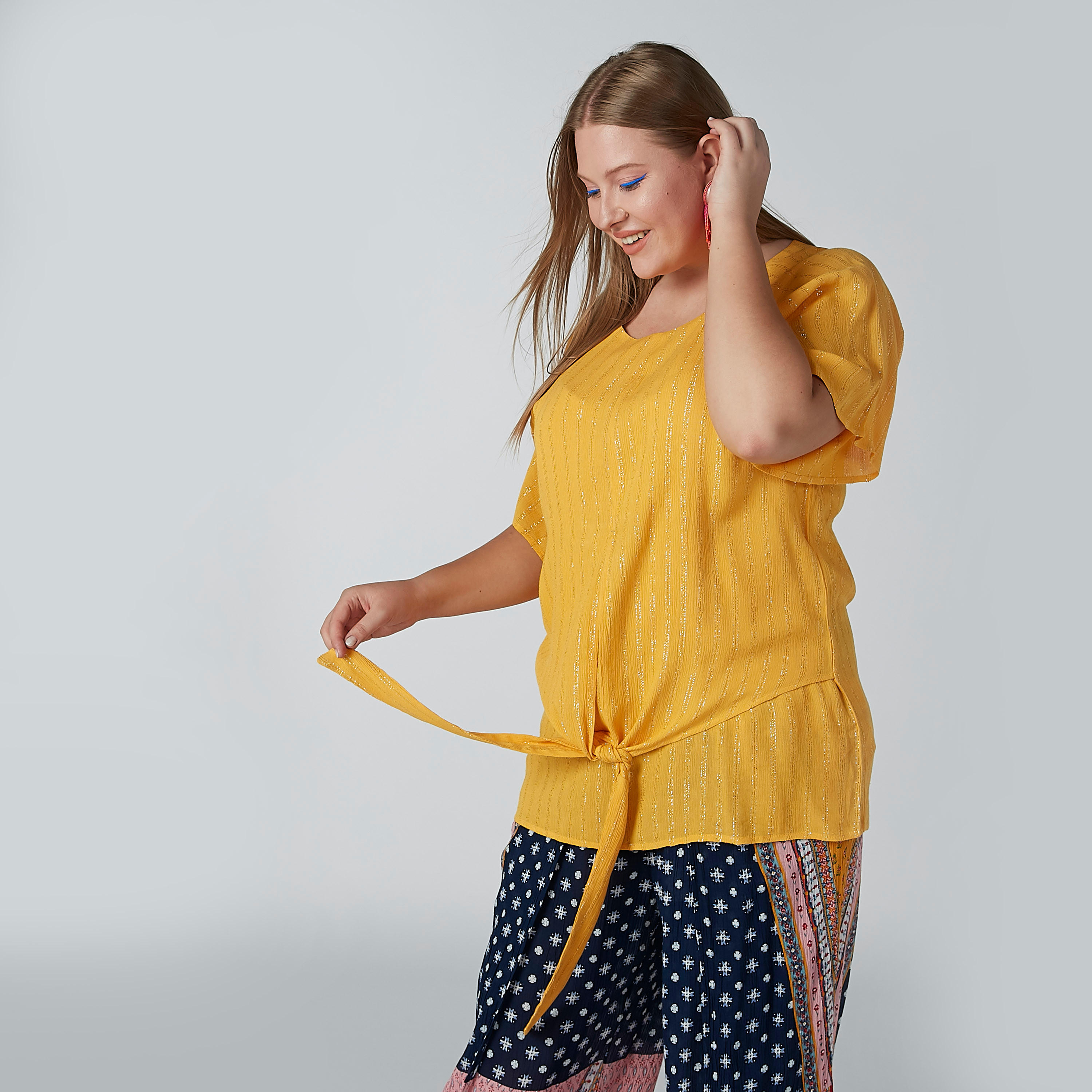 بلوزة مقلّمة بياقة عميقة وأربطة-women-clothing-shirtsandblouses-blouses-image-4