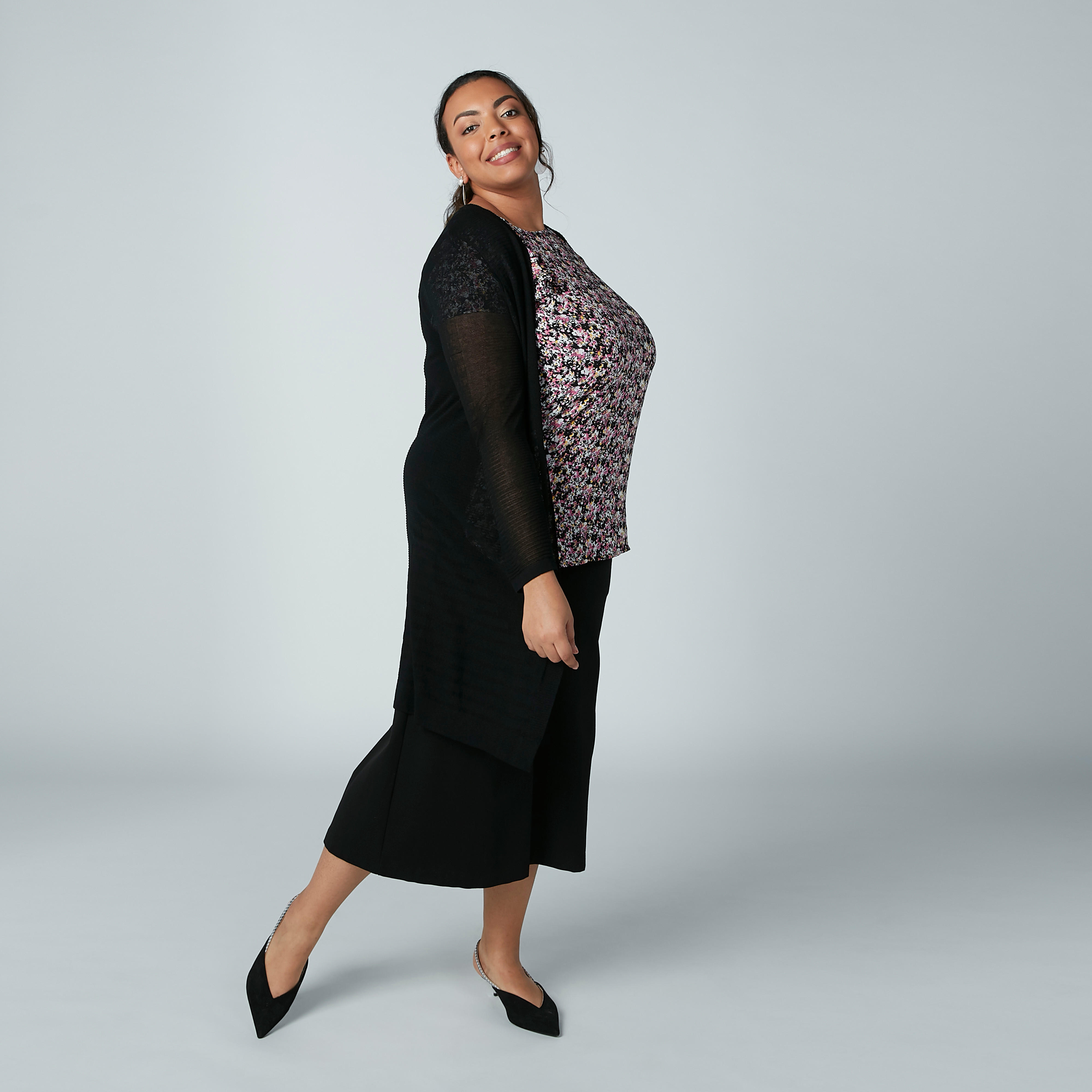 بلوزة بأكمام طبقات وتفاصيل كشكش وطبعات زهرية-women-clothing-shirtsandblouses-blouses-image-1