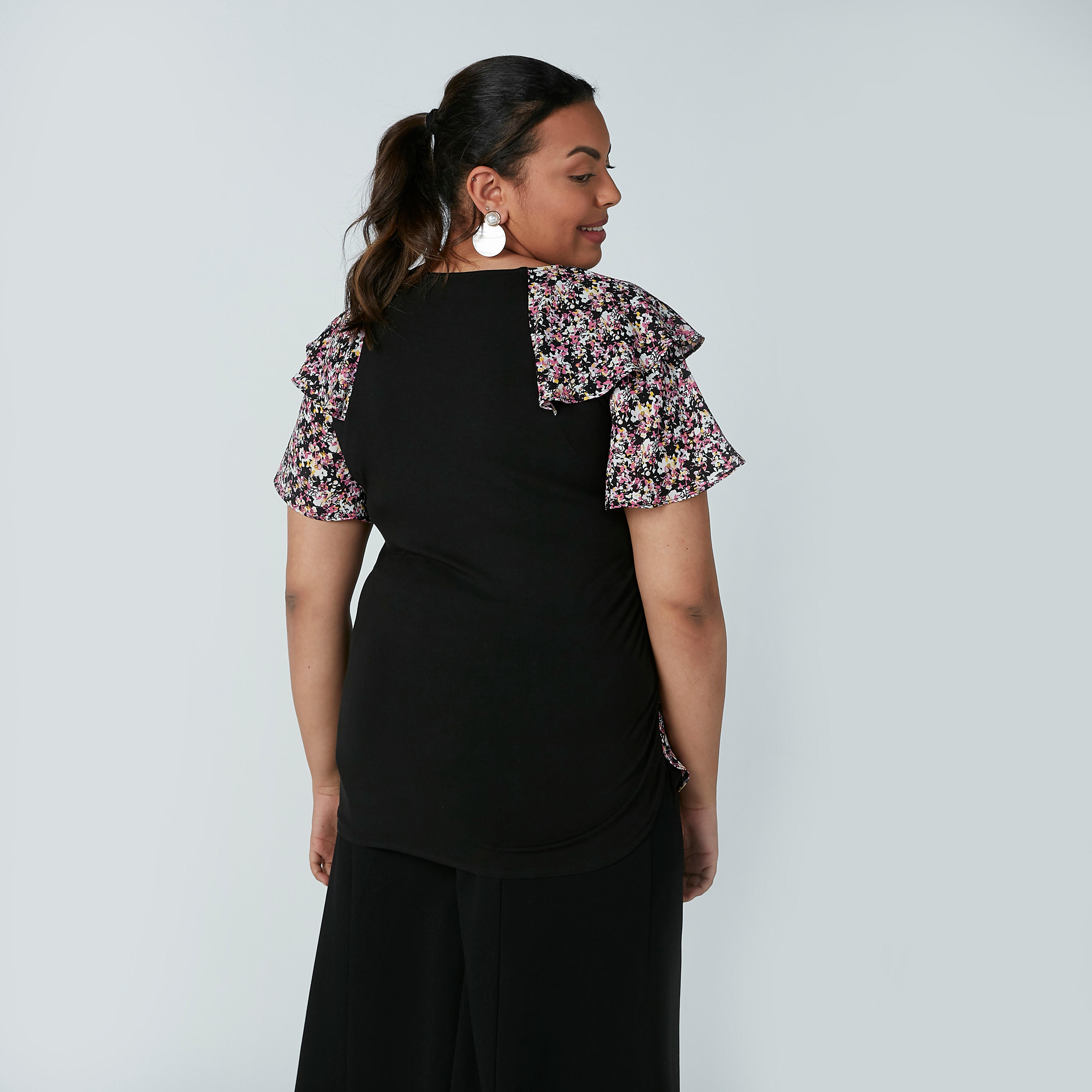 بلوزة بأكمام طبقات وتفاصيل كشكش وطبعات زهرية-women-clothing-shirtsandblouses-blouses-image-3