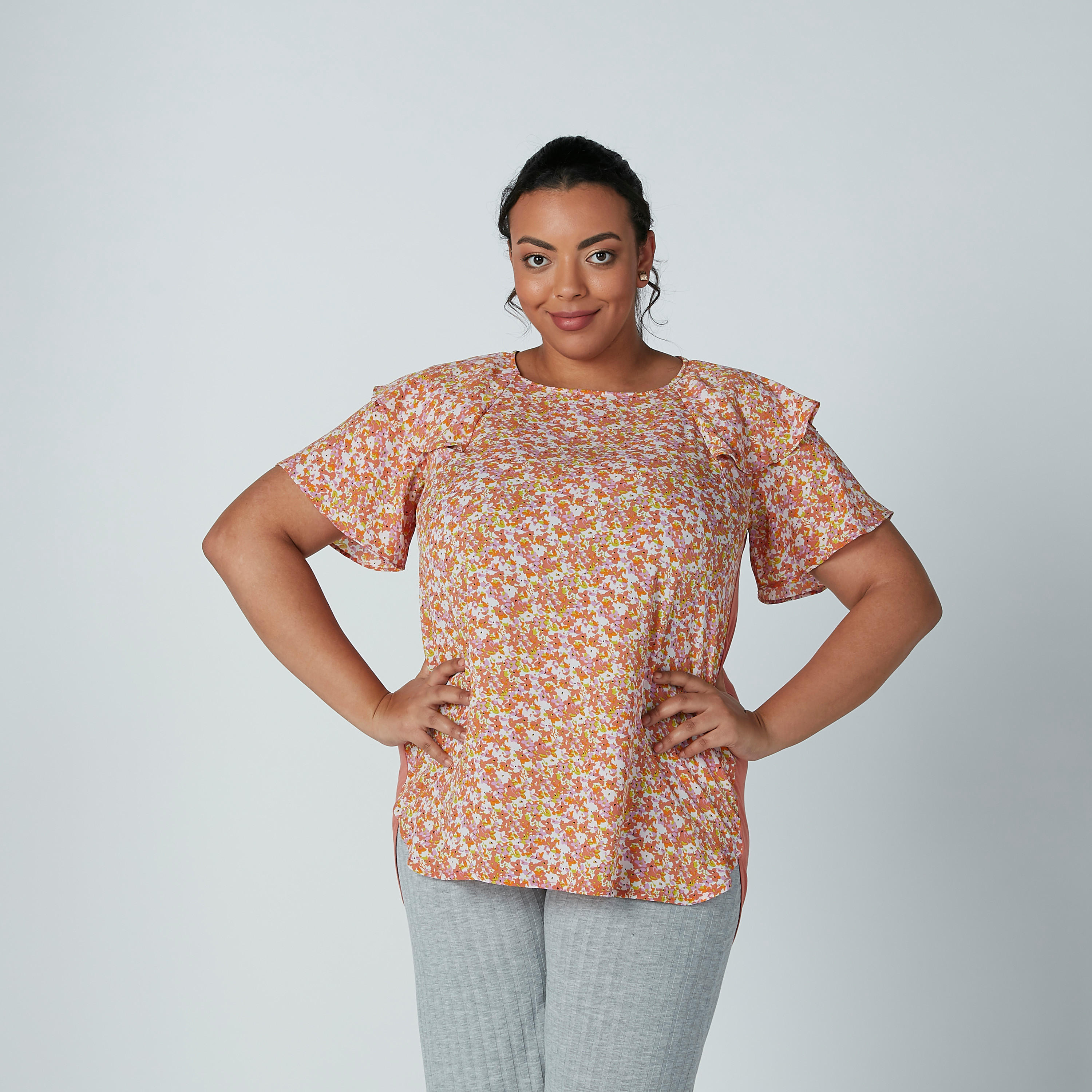 بلوزة بأكمام طبقات بتفاصيل كشكش وفتحة جانبية وطبعات زهرية-women-clothing-shirtsandblouses-blouses-image-1