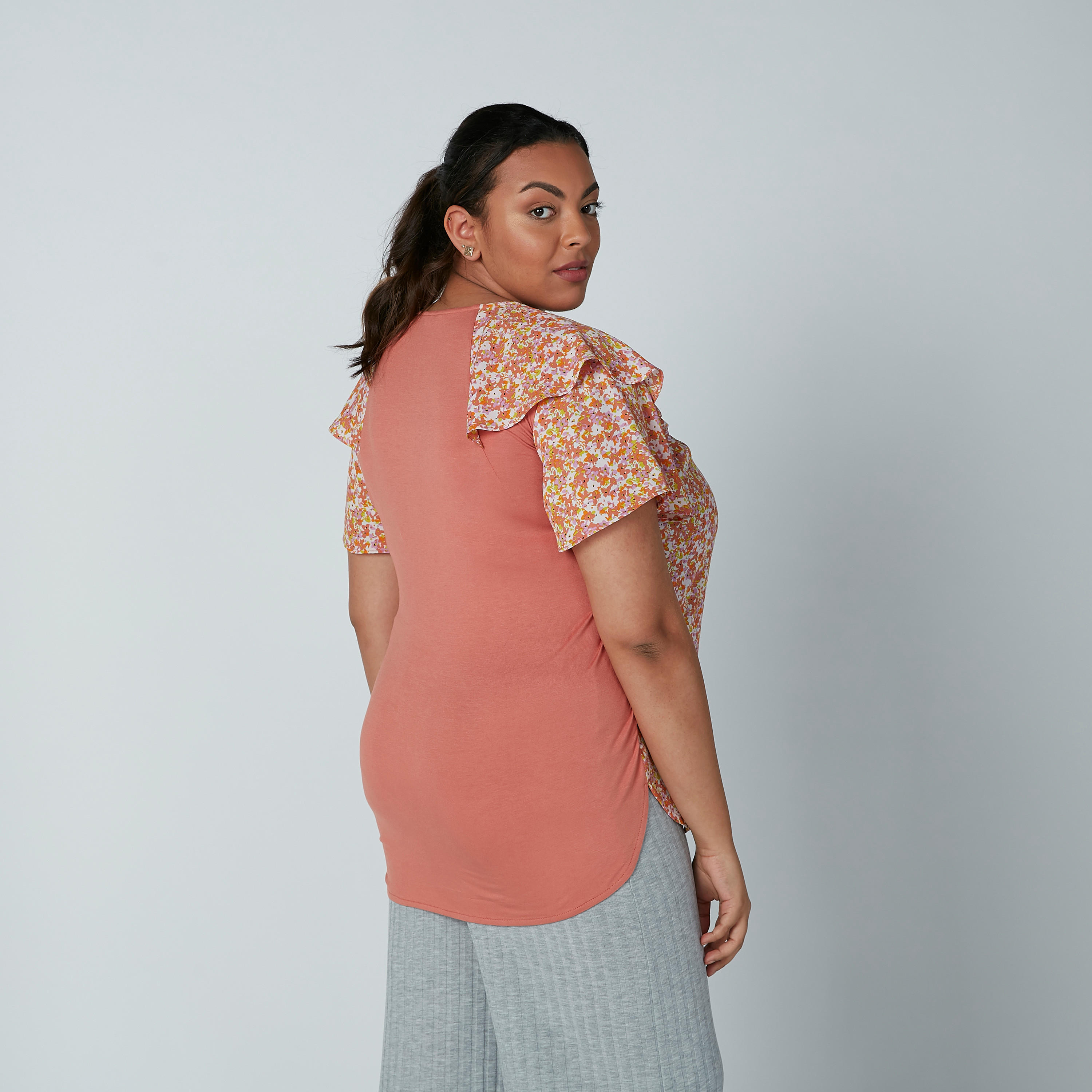 بلوزة بأكمام طبقات بتفاصيل كشكش وفتحة جانبية وطبعات زهرية-women-clothing-shirtsandblouses-blouses-image-2