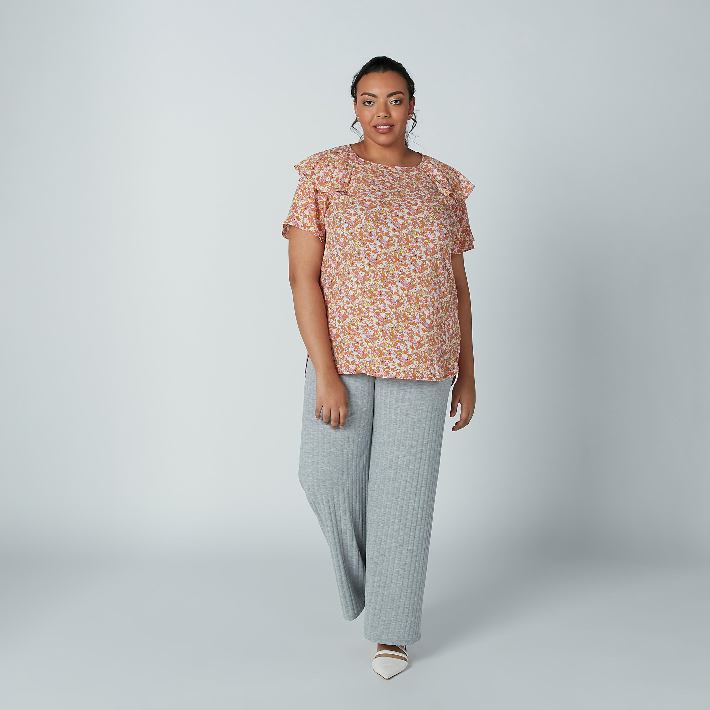 بلوزة بأكمام طبقات بتفاصيل كشكش وفتحة جانبية وطبعات زهرية-women-clothing-shirtsandblouses-blouses-image-3