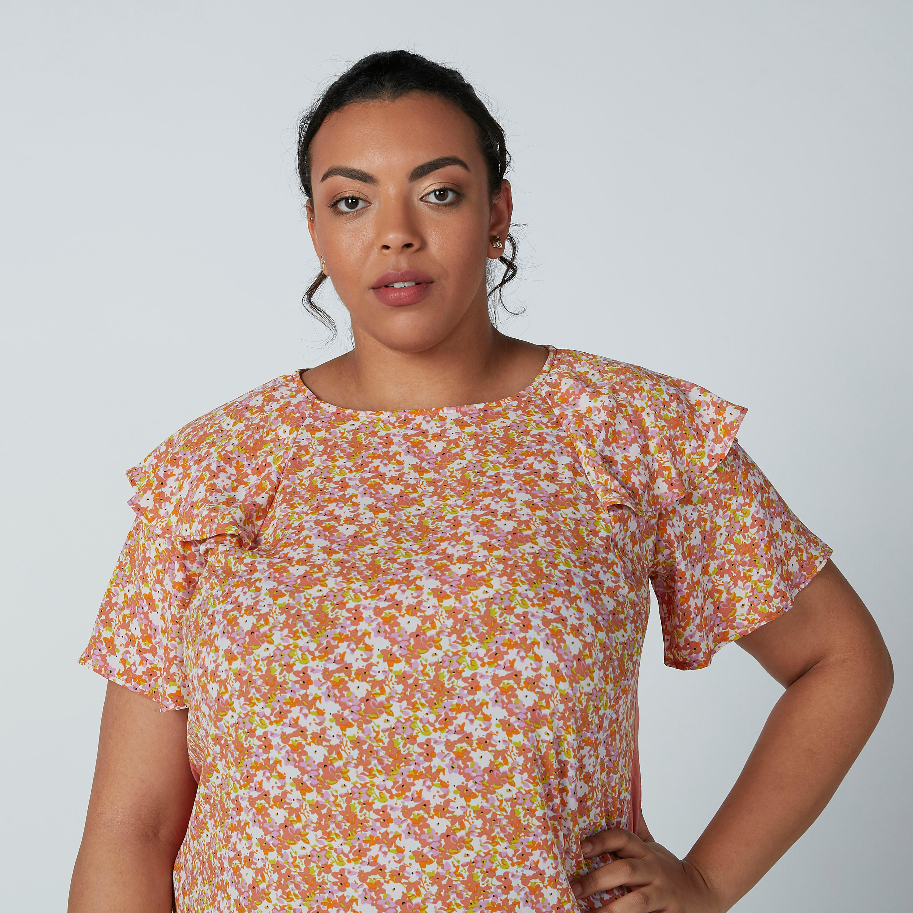 بلوزة بأكمام طبقات بتفاصيل كشكش وفتحة جانبية وطبعات زهرية-women-clothing-shirtsandblouses-blouses-image-4