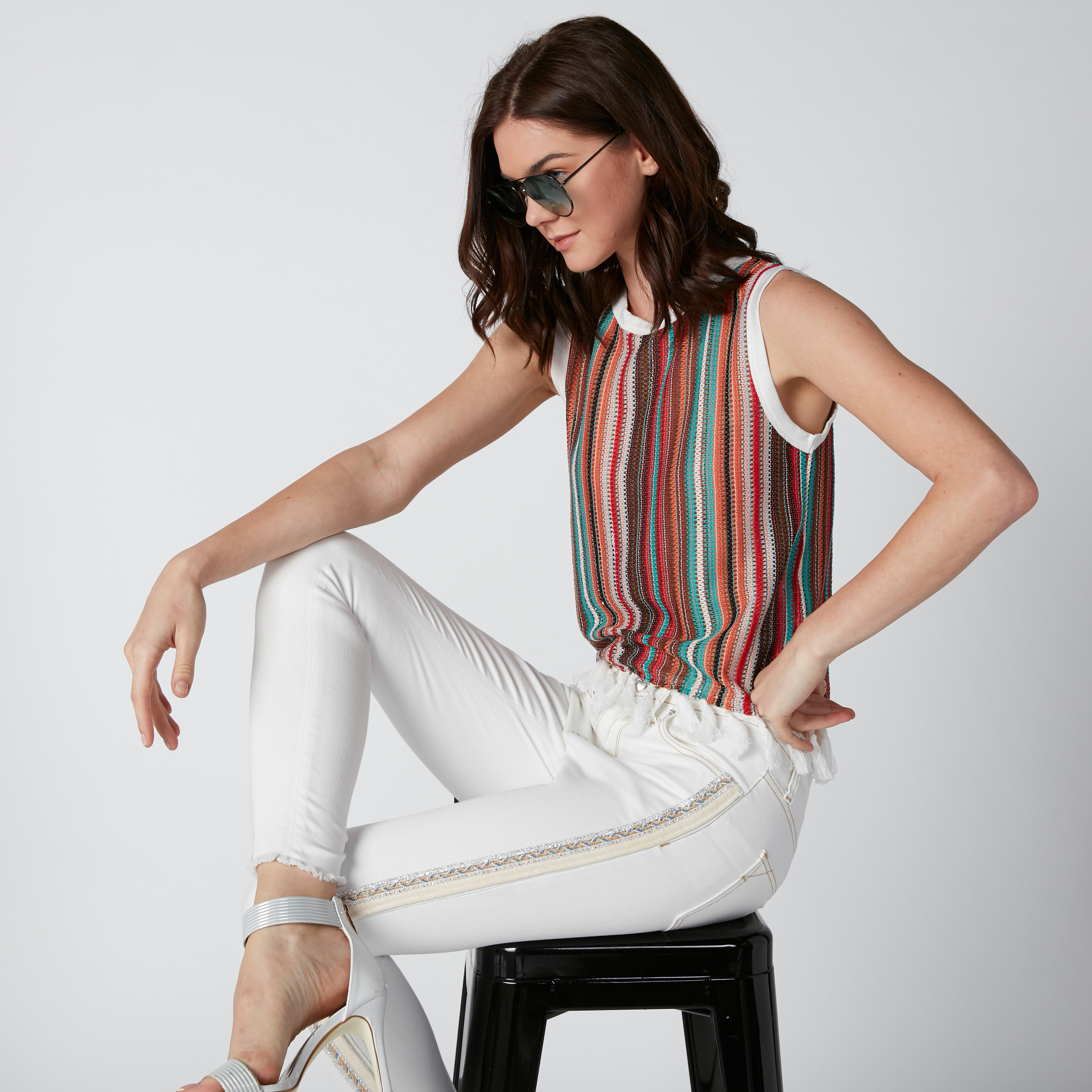بلوزة مقلّمة دون أكمام بياقة مستديرة وشرّابات-women-clothing-tshirts-image-1