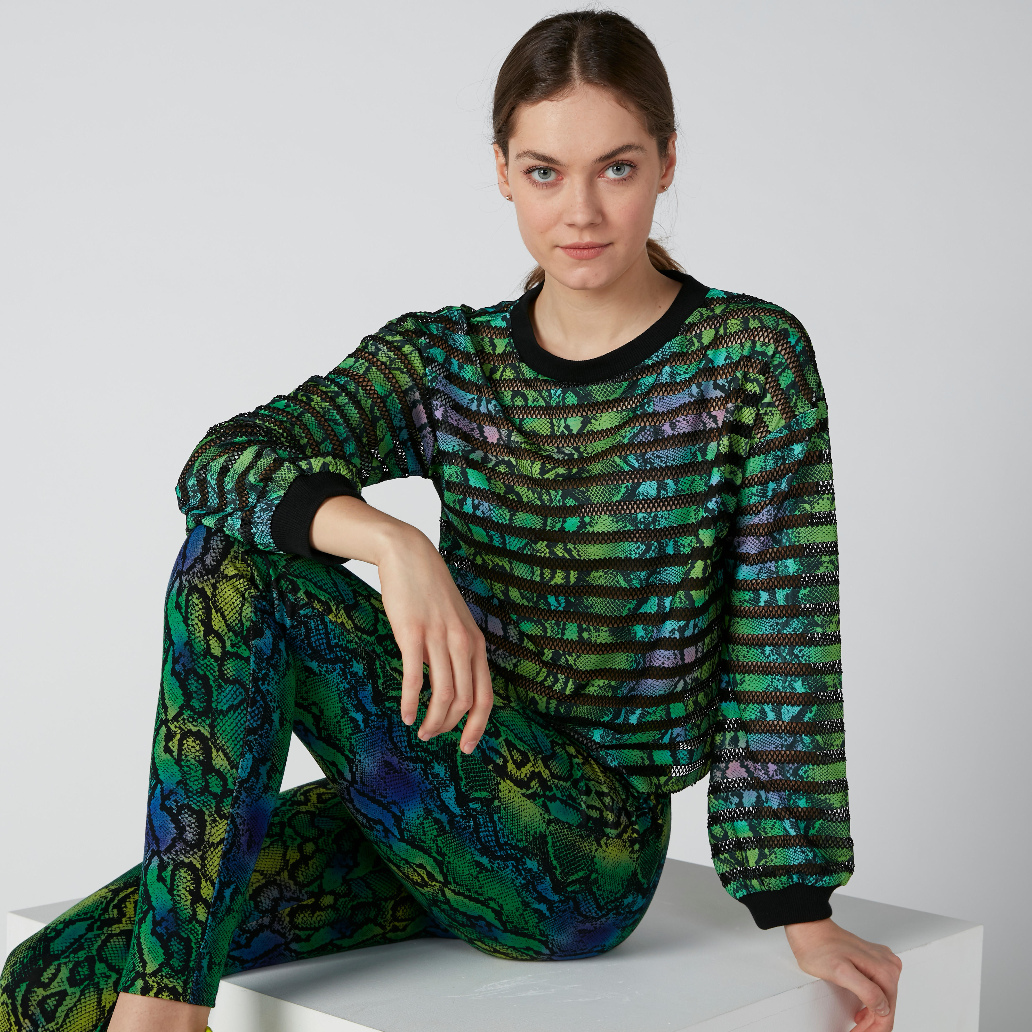 سويت شيرت مقلّم بقصّة واسعة وأكمام طويلة وطبعات-women-winterwear-hoodiesandsweatshirts-sweatshirts-image-1