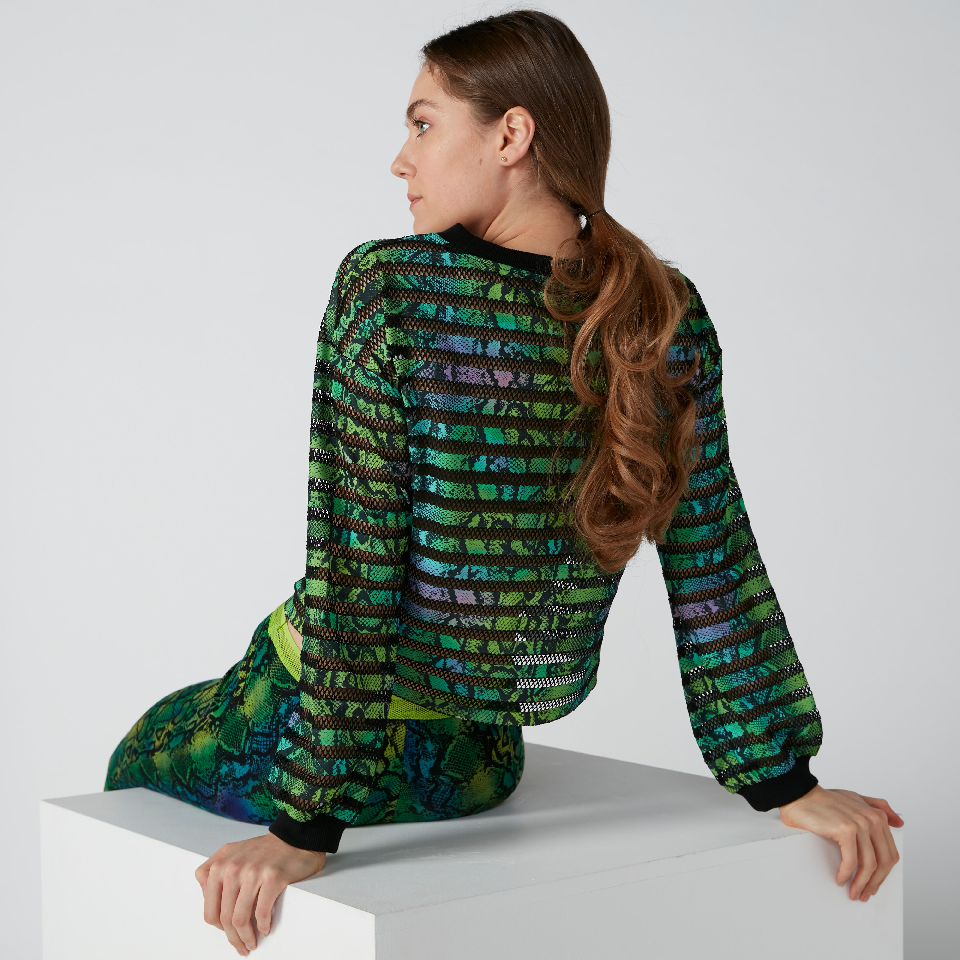 سويت شيرت مقلّم بقصّة واسعة وأكمام طويلة وطبعات-women-winterwear-hoodiesandsweatshirts-sweatshirts-image-2
