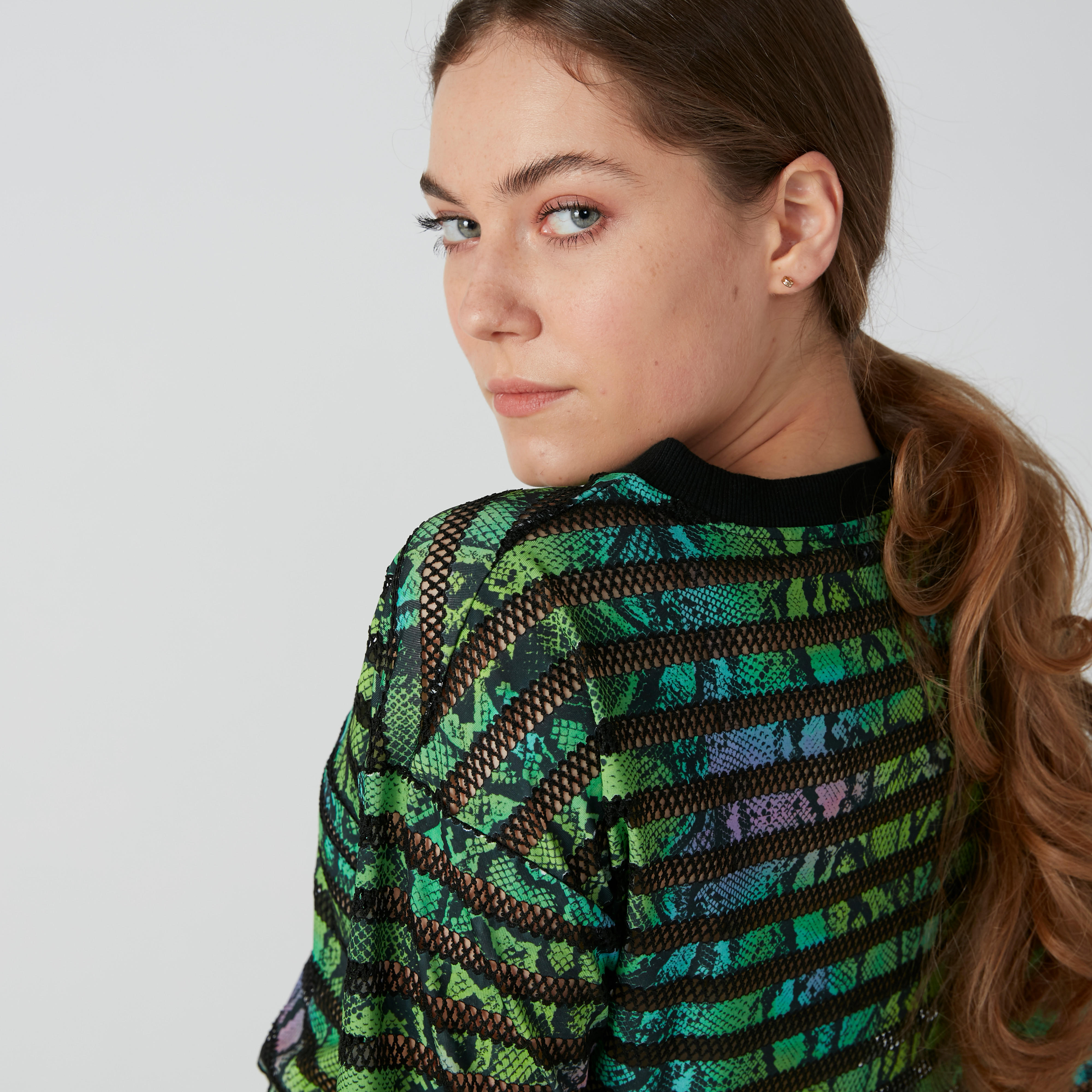 سويت شيرت مقلّم بقصّة واسعة وأكمام طويلة وطبعات-women-winterwear-hoodiesandsweatshirts-sweatshirts-image-4