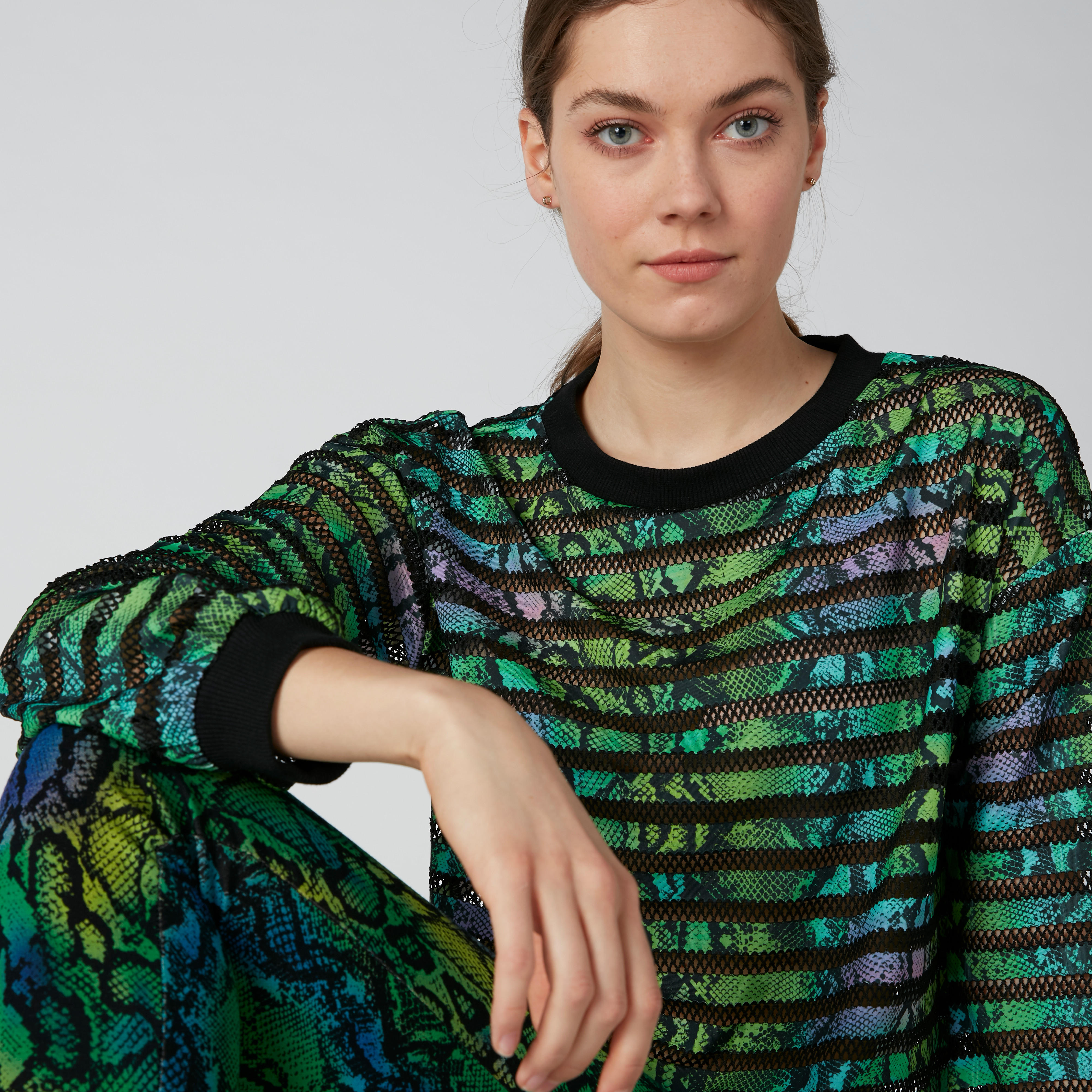 سويت شيرت مقلّم بقصّة واسعة وأكمام طويلة وطبعات-women-winterwear-hoodiesandsweatshirts-sweatshirts-image-6