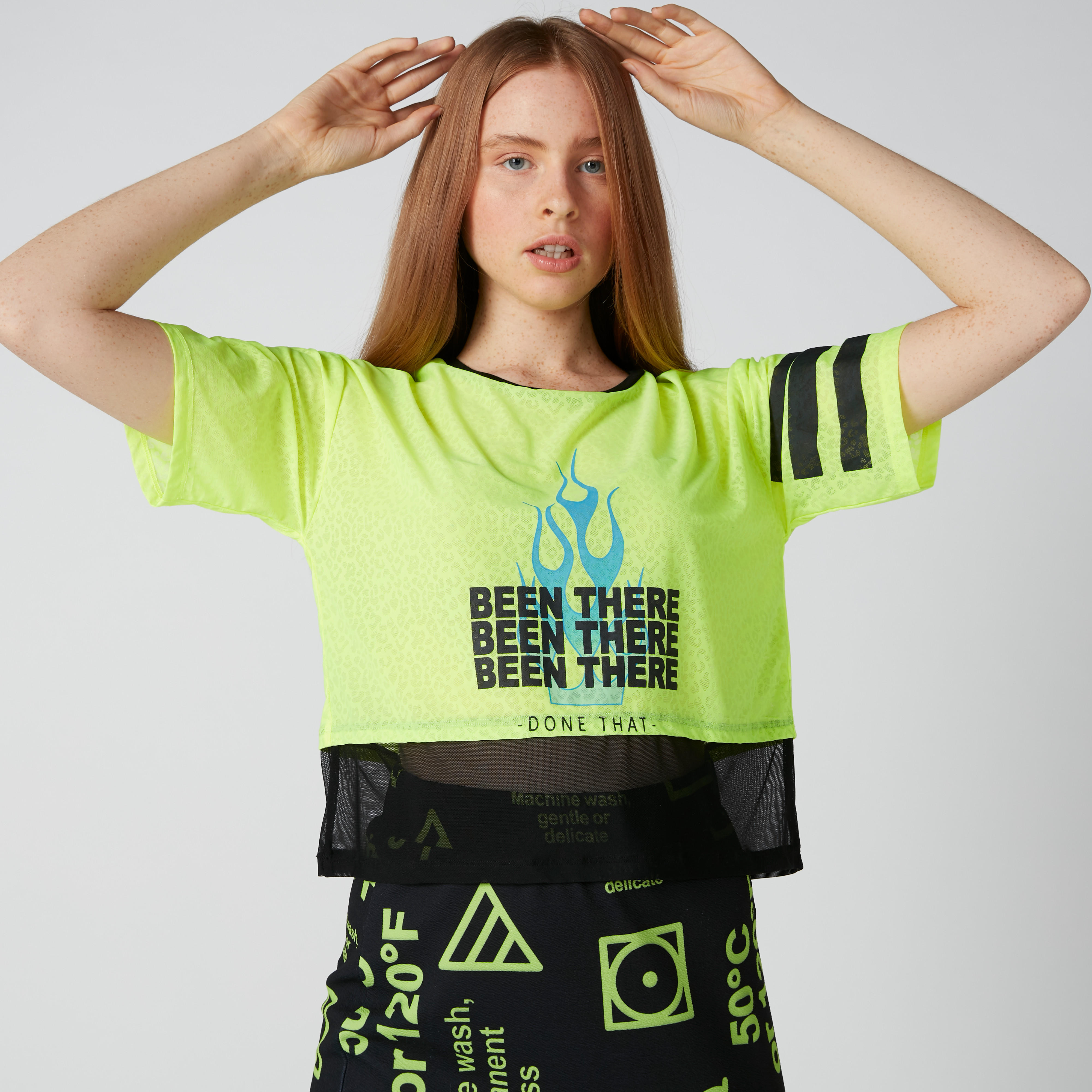 بلوزة بياقة مستديرة وتفاصيل شبكية وطبعات-women-clothing-tshirts-image-1