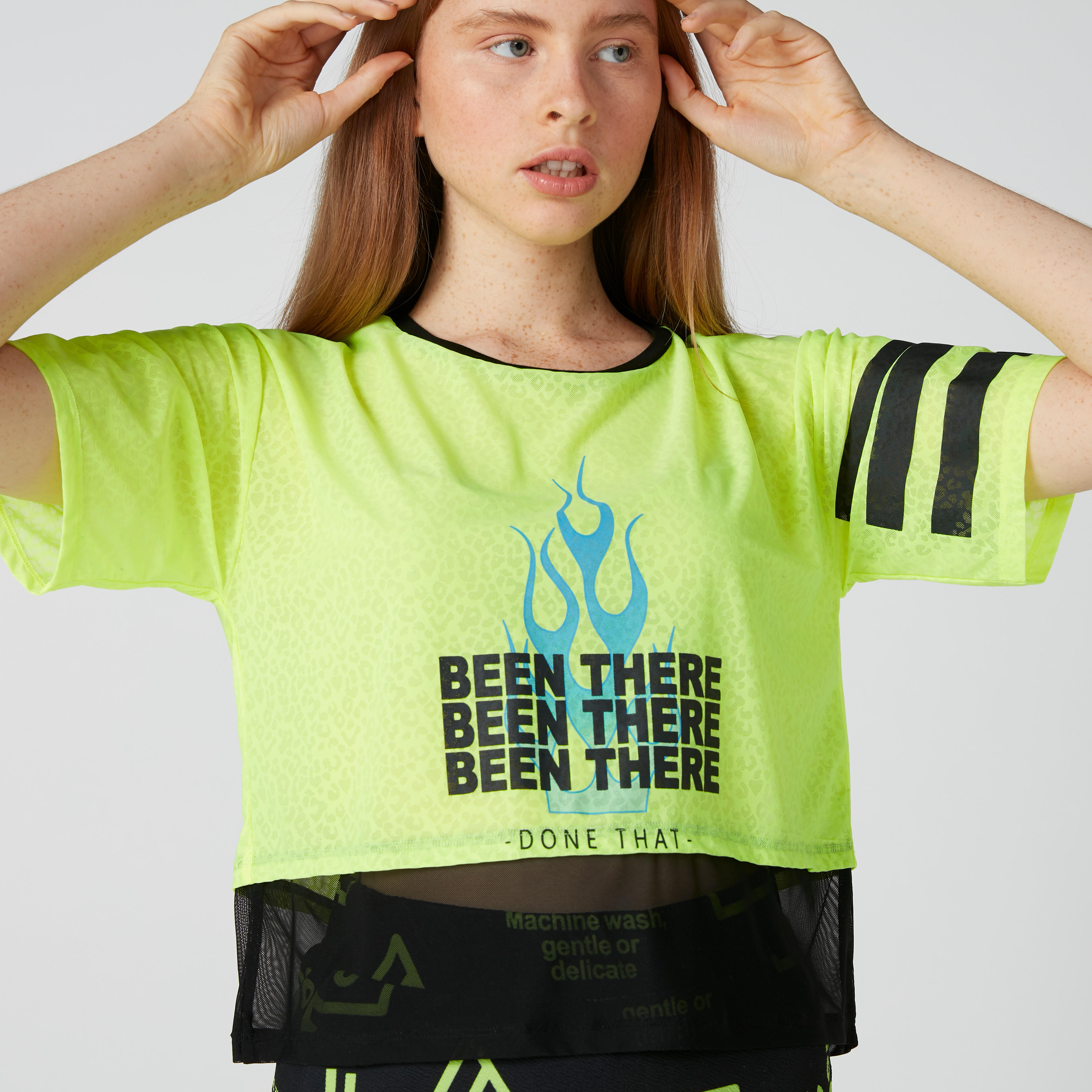 بلوزة بياقة مستديرة وتفاصيل شبكية وطبعات-women-clothing-tshirts-image-5