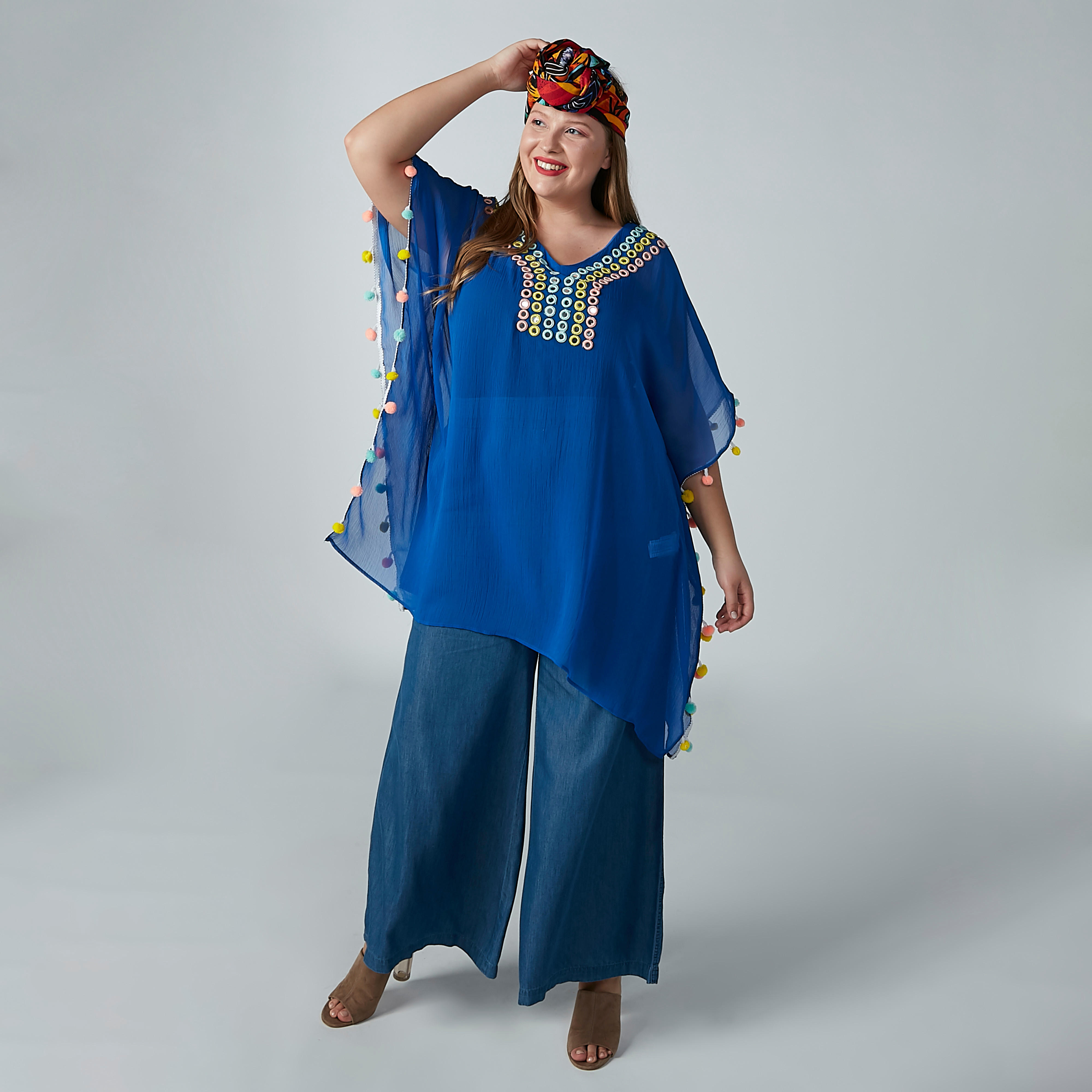 بلوزة بياقة V مزيّنة بكرات بوم بوم-women-clothing-shirtsandblouses-blouses-image-2