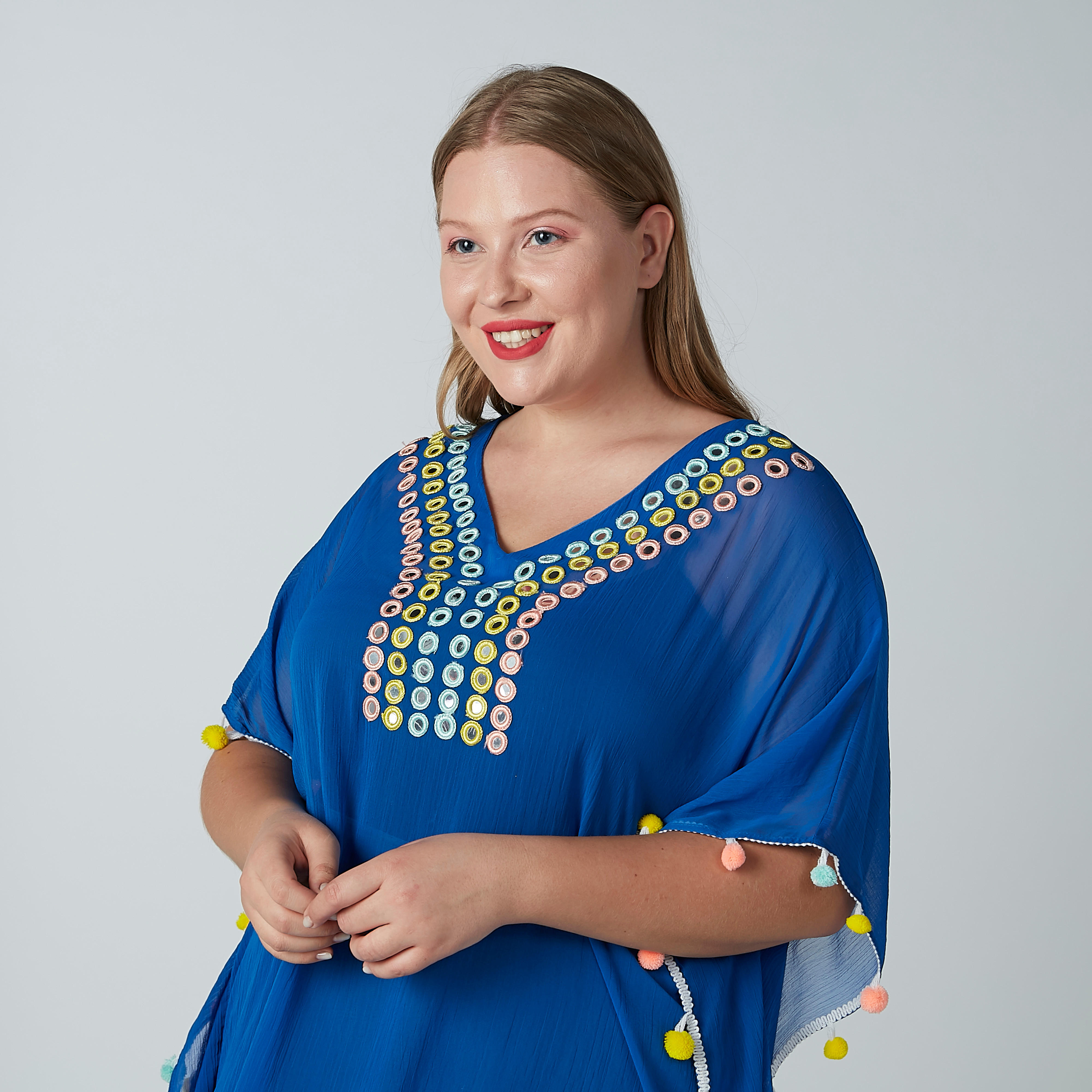 بلوزة بياقة V مزيّنة بكرات بوم بوم-women-clothing-shirtsandblouses-blouses-image-3