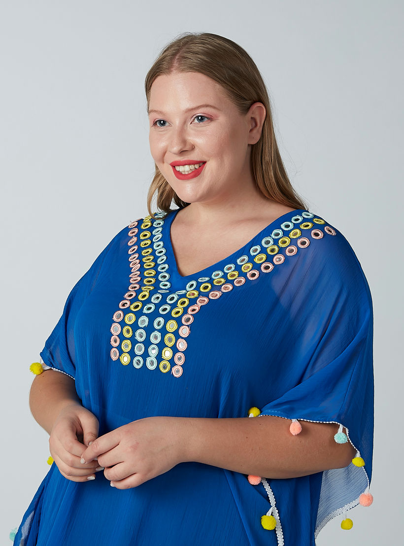 بلوزة بياقة V مزيّنة بكرات بوم بوم-women-clothing-shirtsandblouses-blouses-image-3
