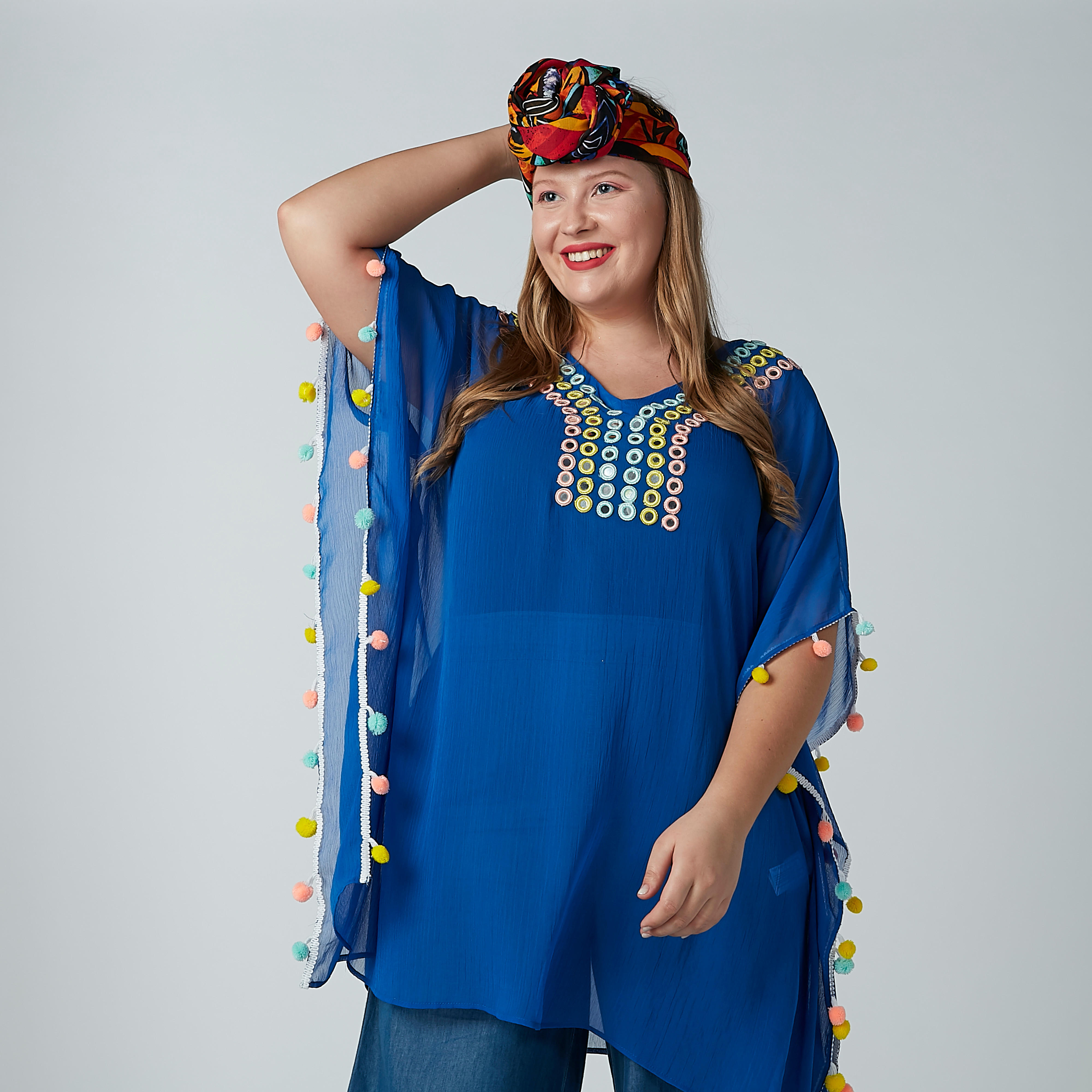 بلوزة بياقة V مزيّنة بكرات بوم بوم-women-clothing-shirtsandblouses-blouses-image-4