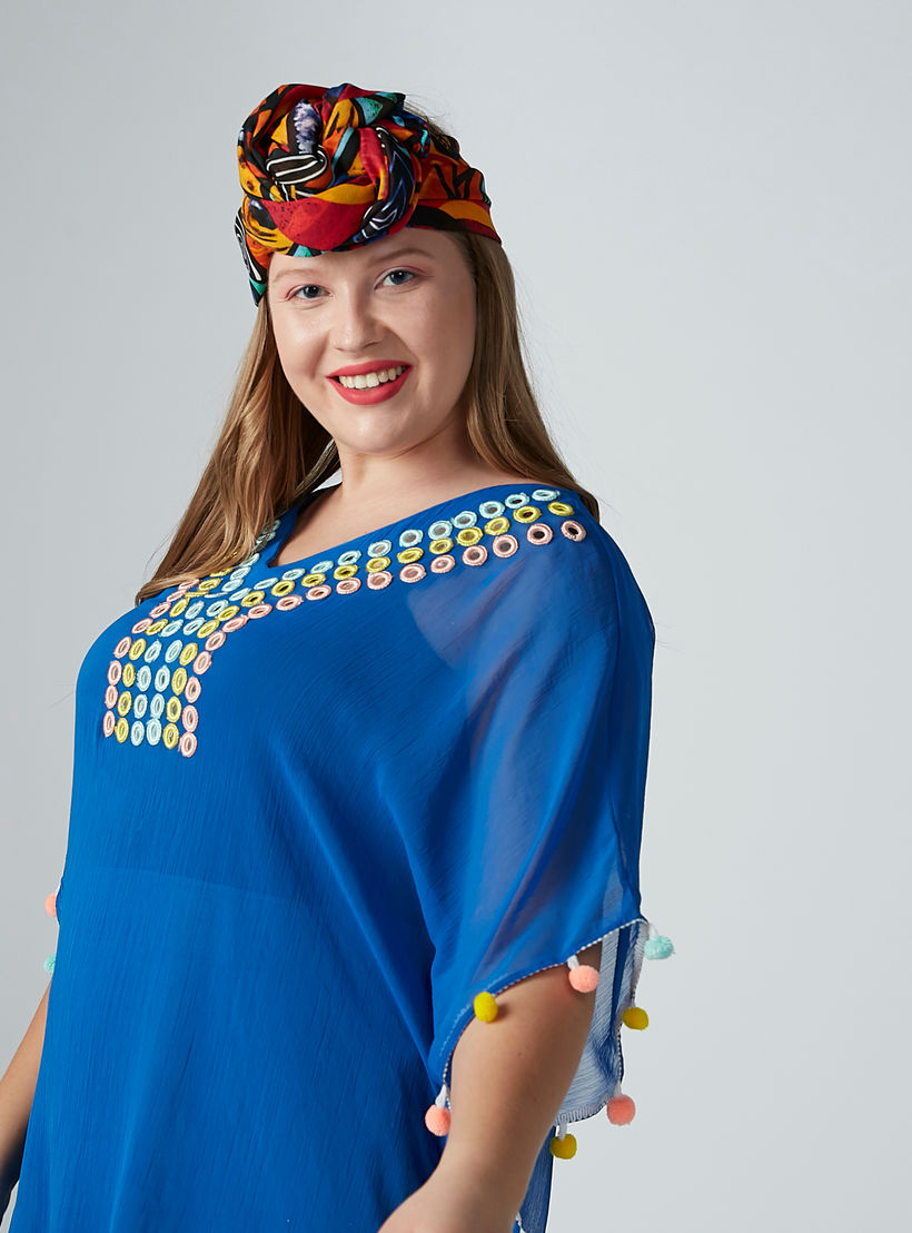بلوزة بياقة V مزيّنة بكرات بوم بوم-women-clothing-shirtsandblouses-blouses-image-6
