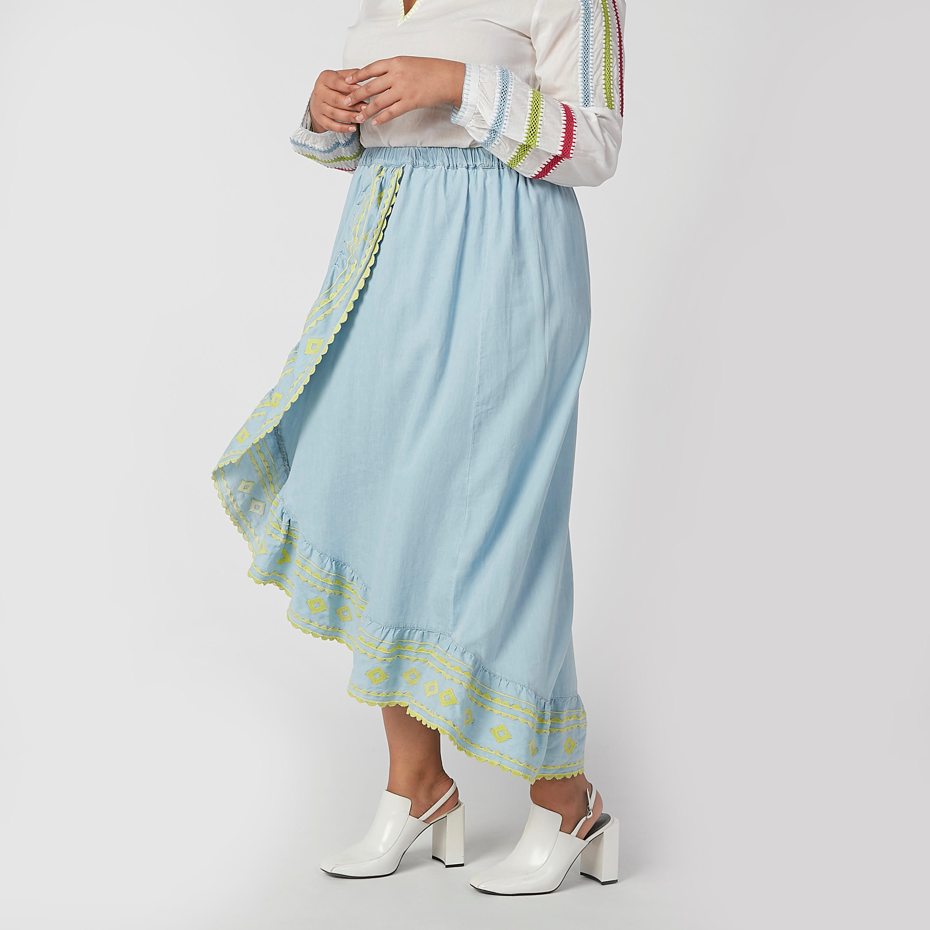تنورة ماكسي مطرّزة بخصر مطّاطي وحوّاف غير مستوية-women-clothing-bottoms-skirts-image-1