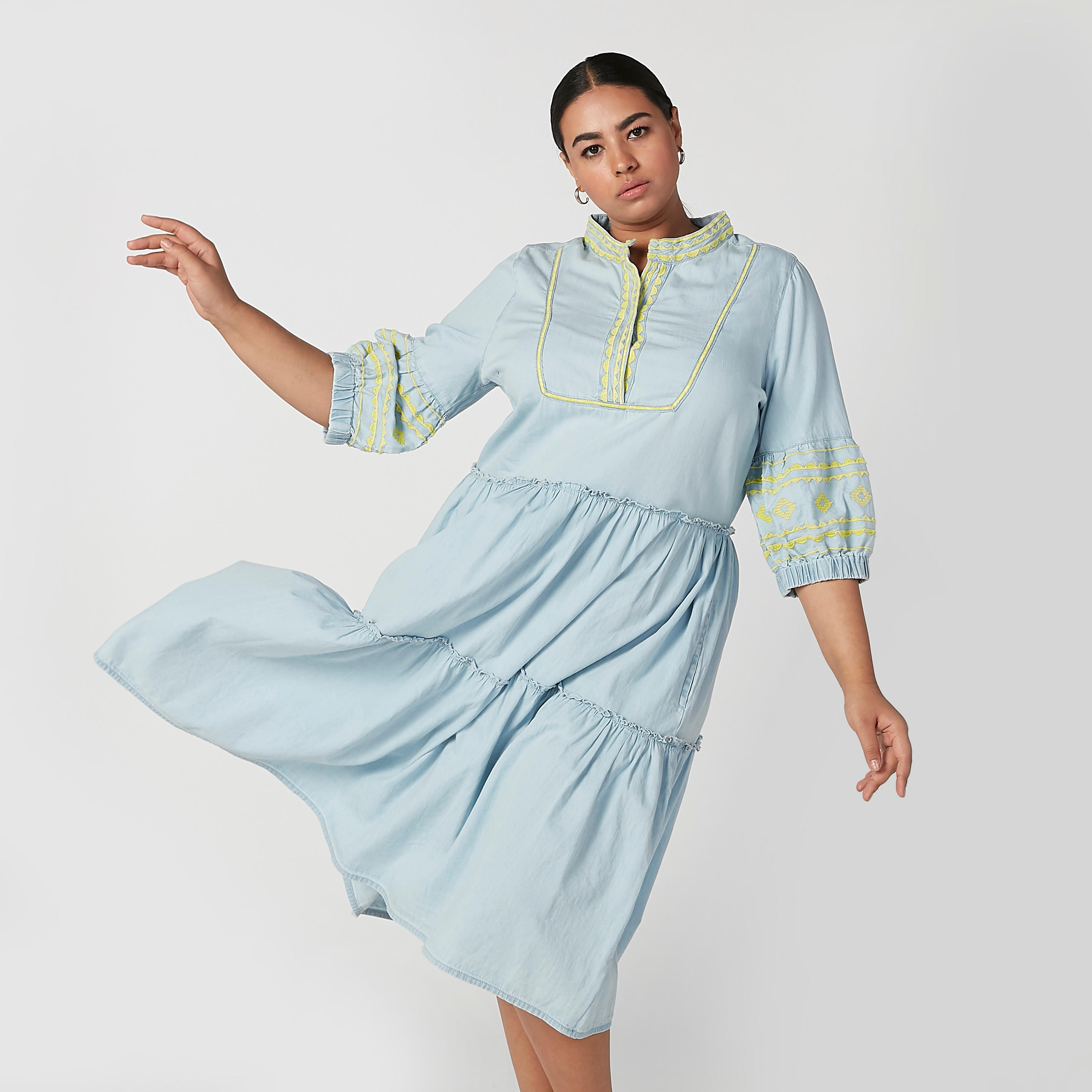 فستان ميدي مطرّز بياقة ماندارين وأكمام 3/4-women-clothing-dresses-image-1