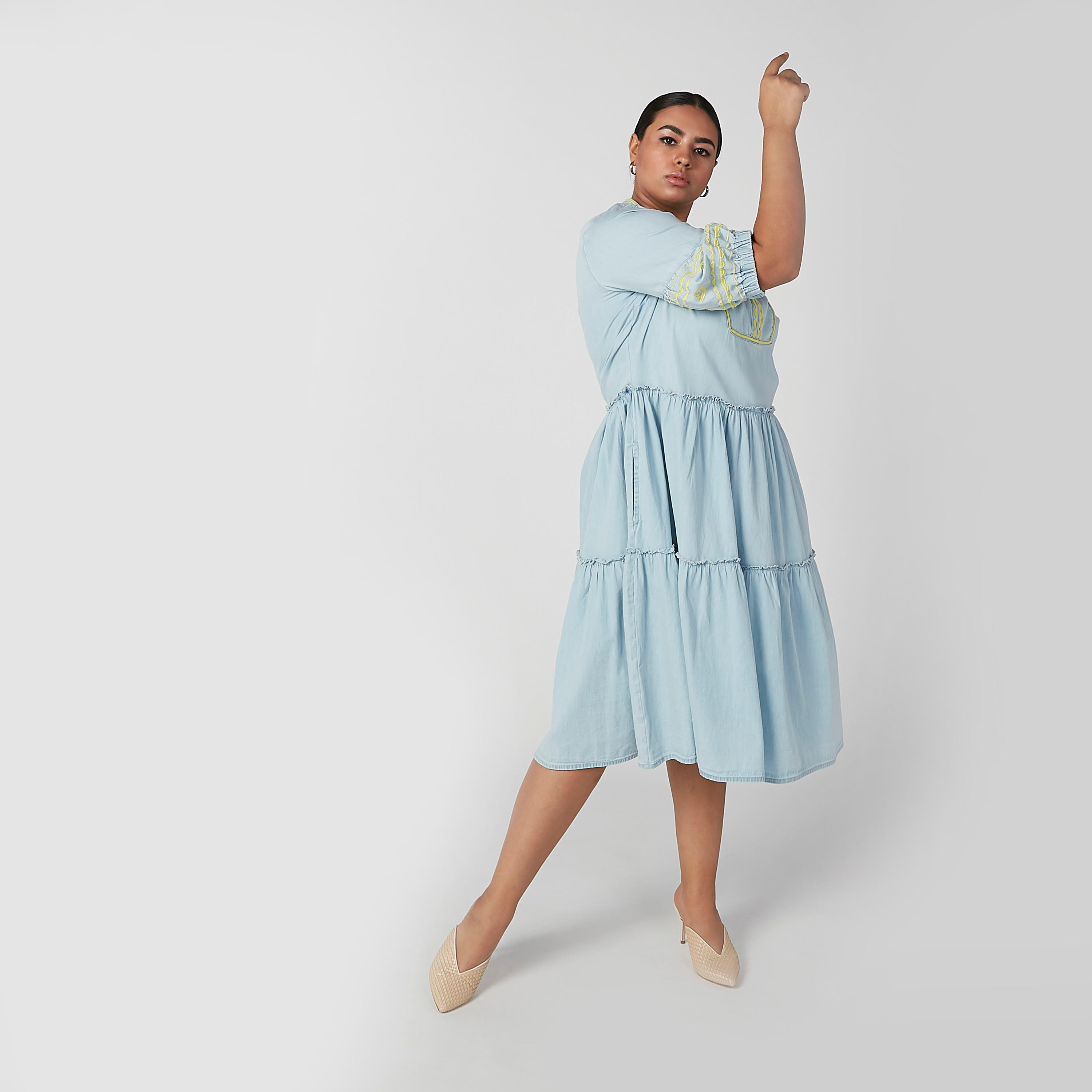 فستان ميدي مطرّز بياقة ماندارين وأكمام 3/4-women-clothing-dresses-image-2