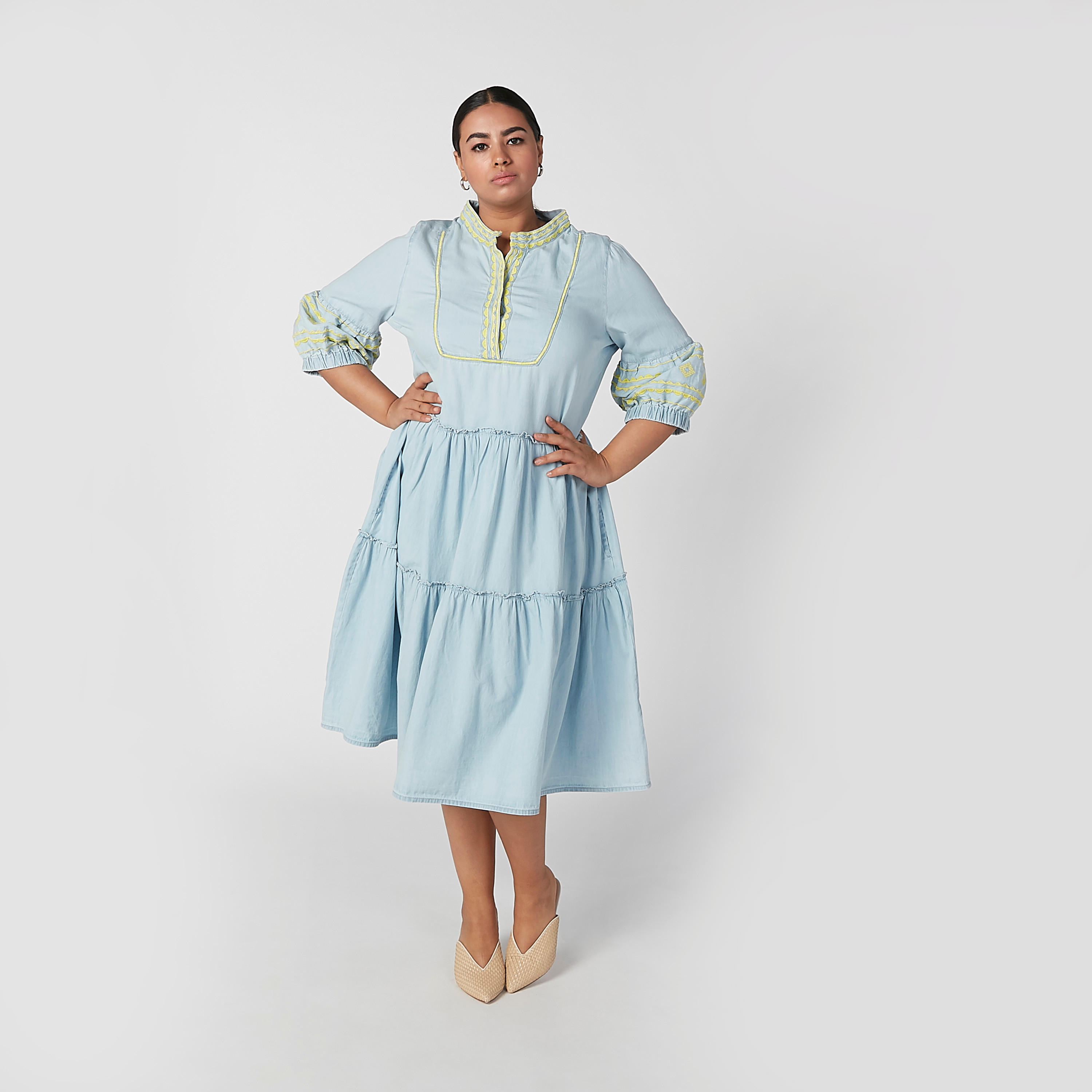 فستان ميدي مطرّز بياقة ماندارين وأكمام 3/4-women-clothing-dresses-image-3
