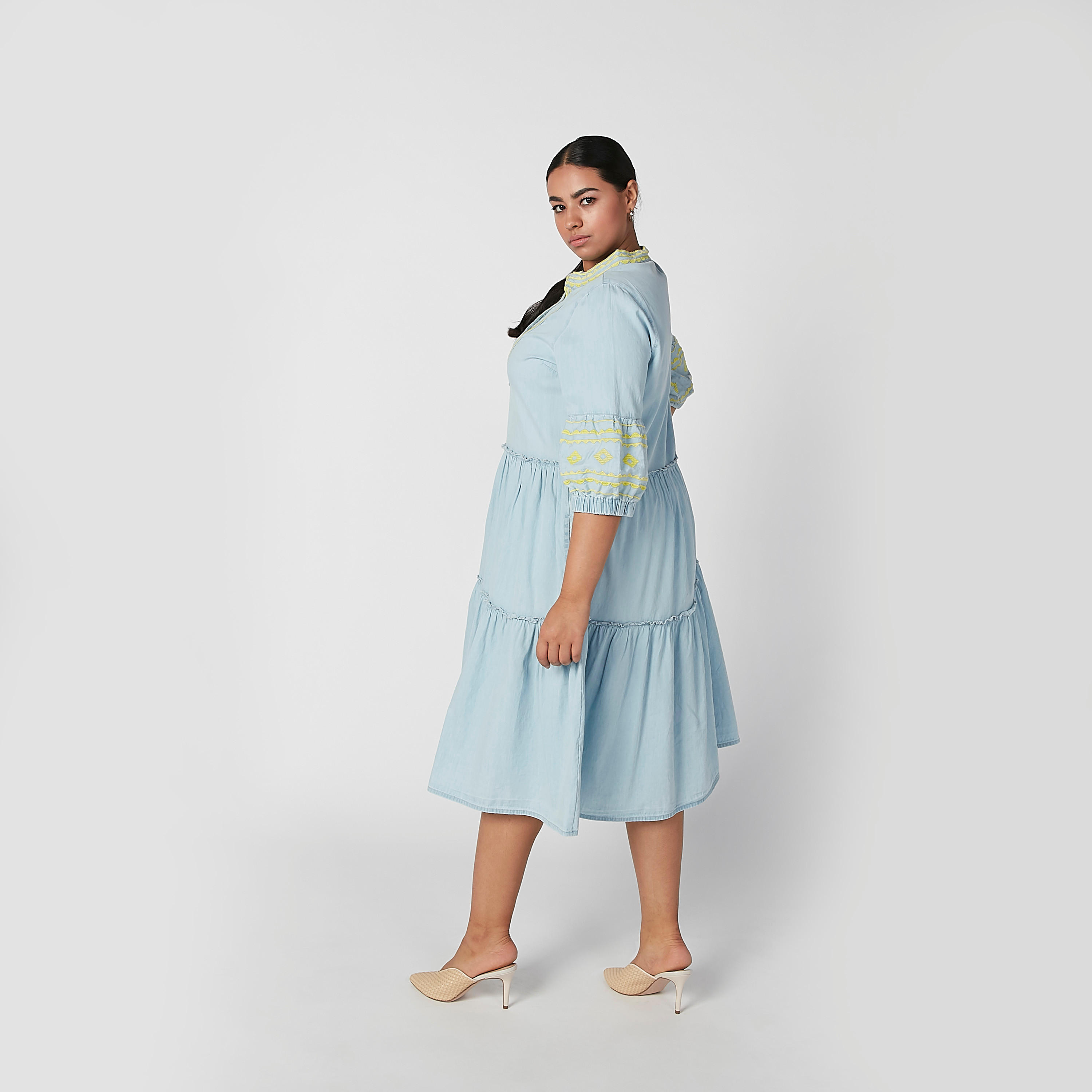 فستان ميدي مطرّز بياقة ماندارين وأكمام 3/4-women-clothing-dresses-image-4