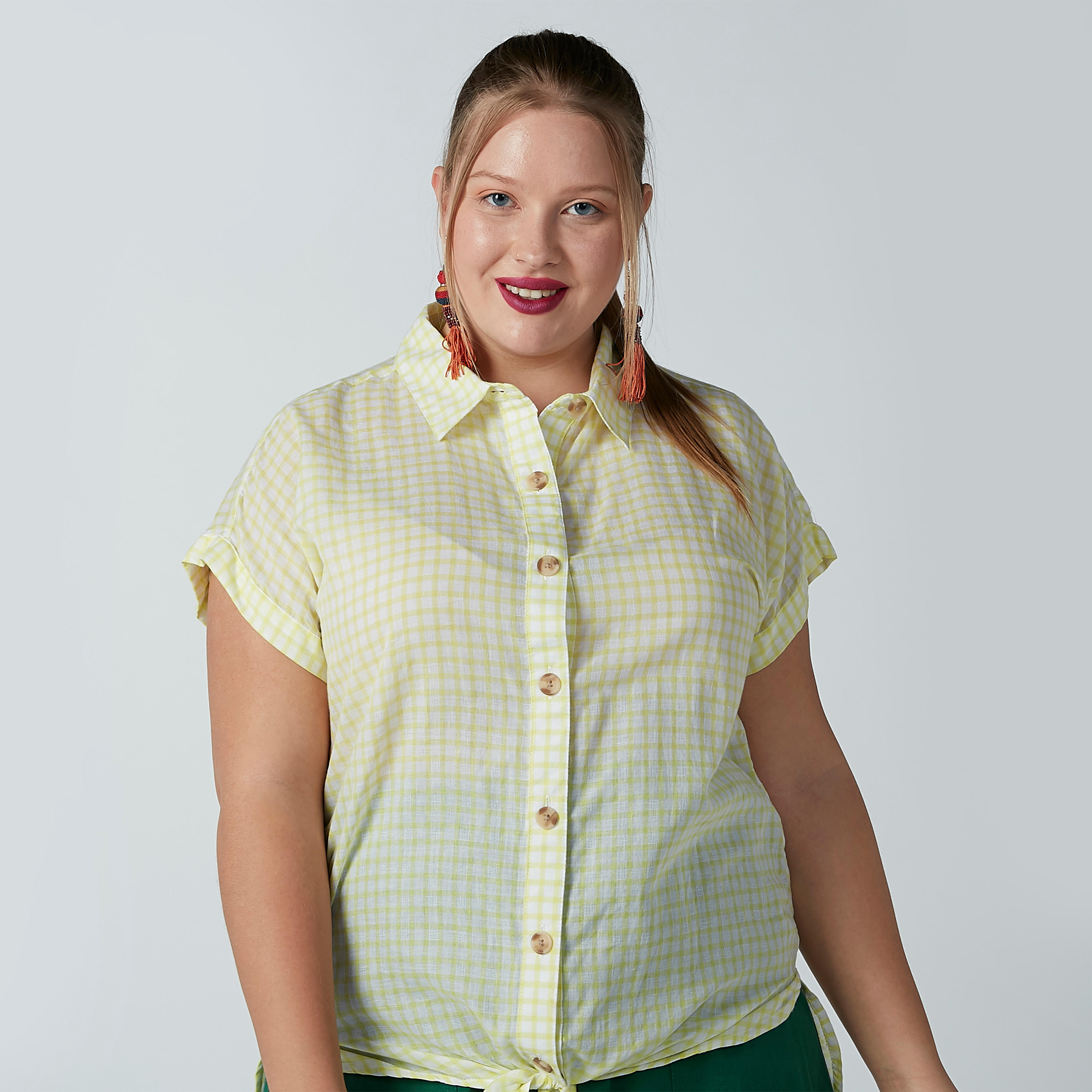 قميص كاروهات بأكمام قصيرة وعقدة أمامية-women-clothing-shirtsandblouses-blouses-image-1