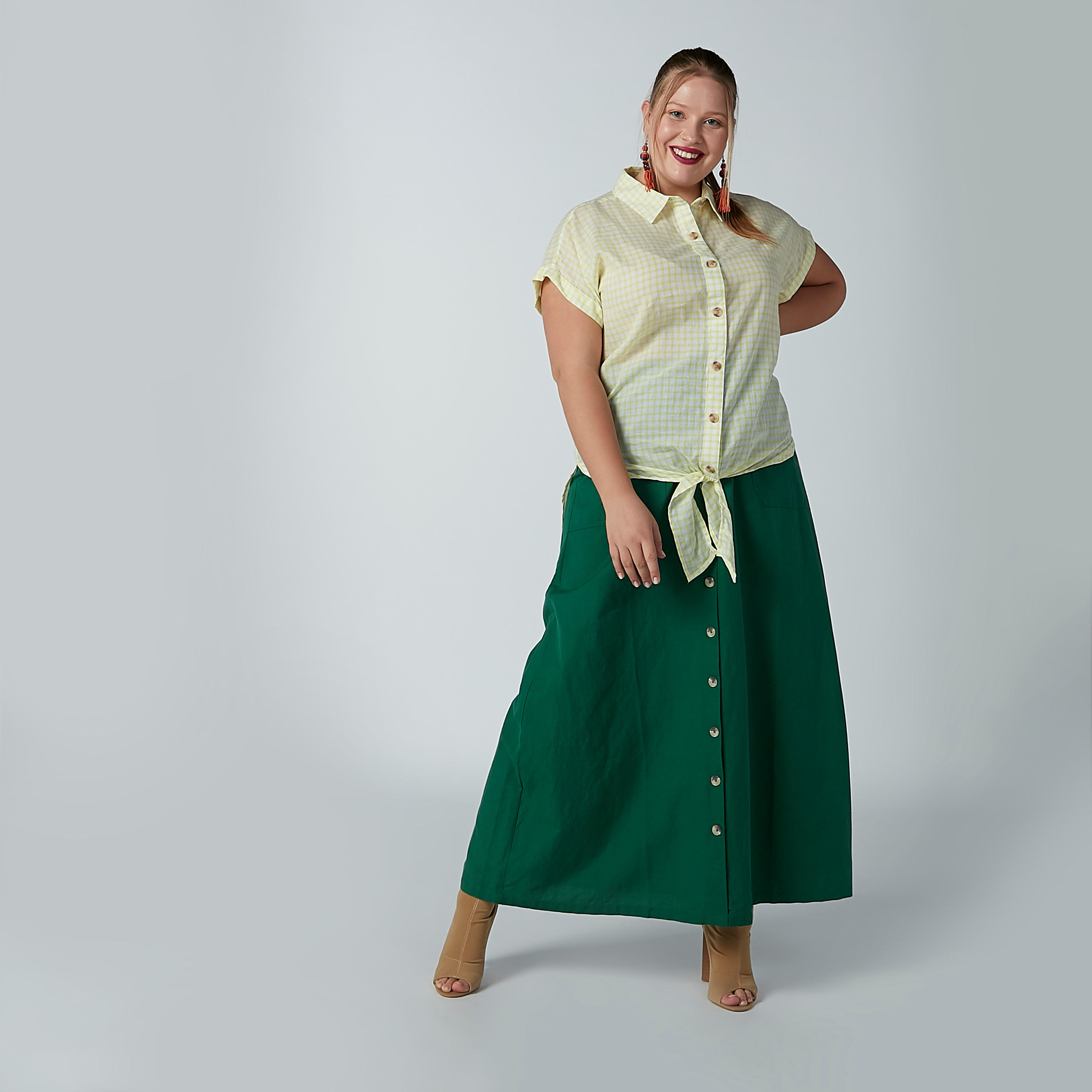 قميص كاروهات بأكمام قصيرة وعقدة أمامية-women-clothing-shirtsandblouses-blouses-image-2