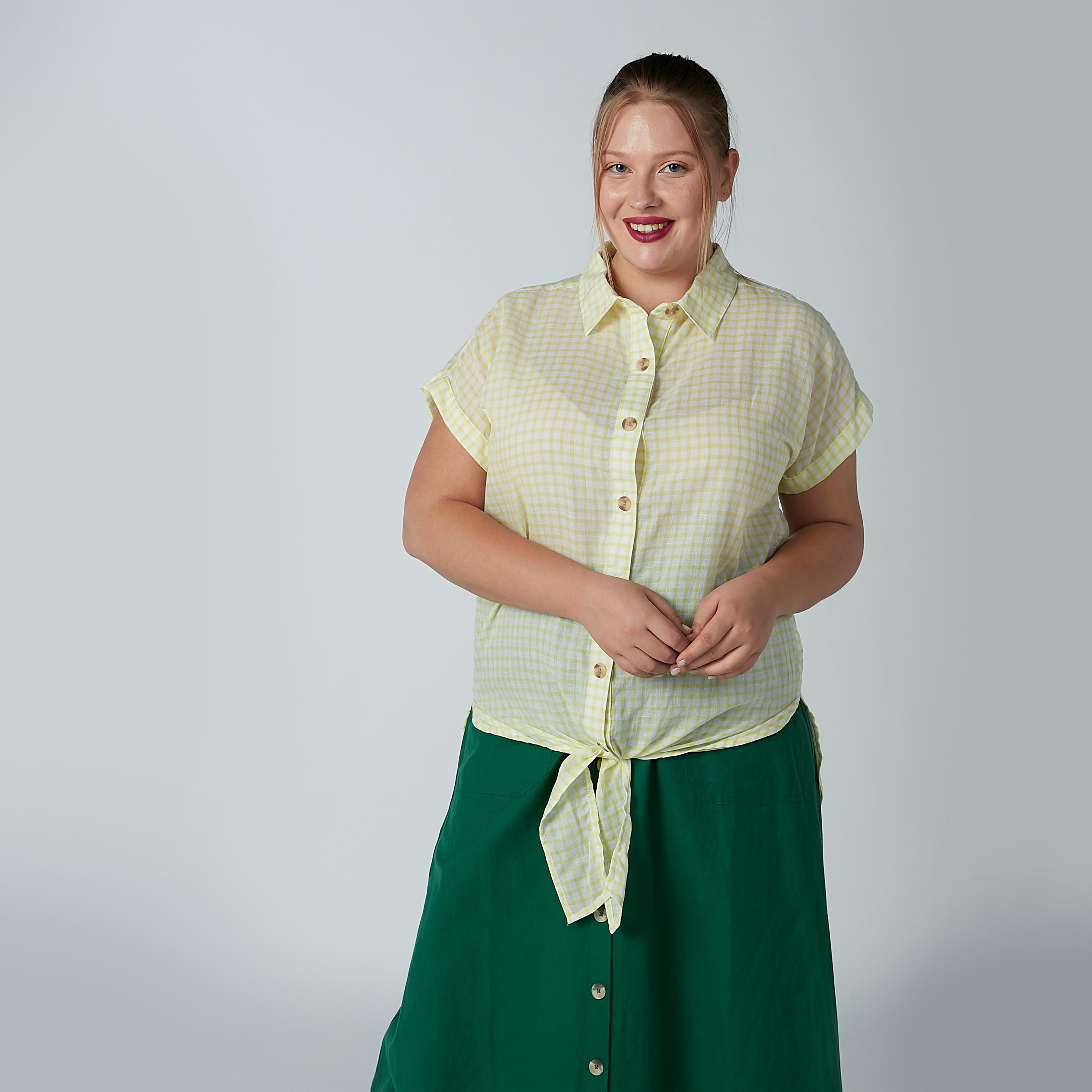 قميص كاروهات بأكمام قصيرة وعقدة أمامية-women-clothing-shirtsandblouses-blouses-image-3