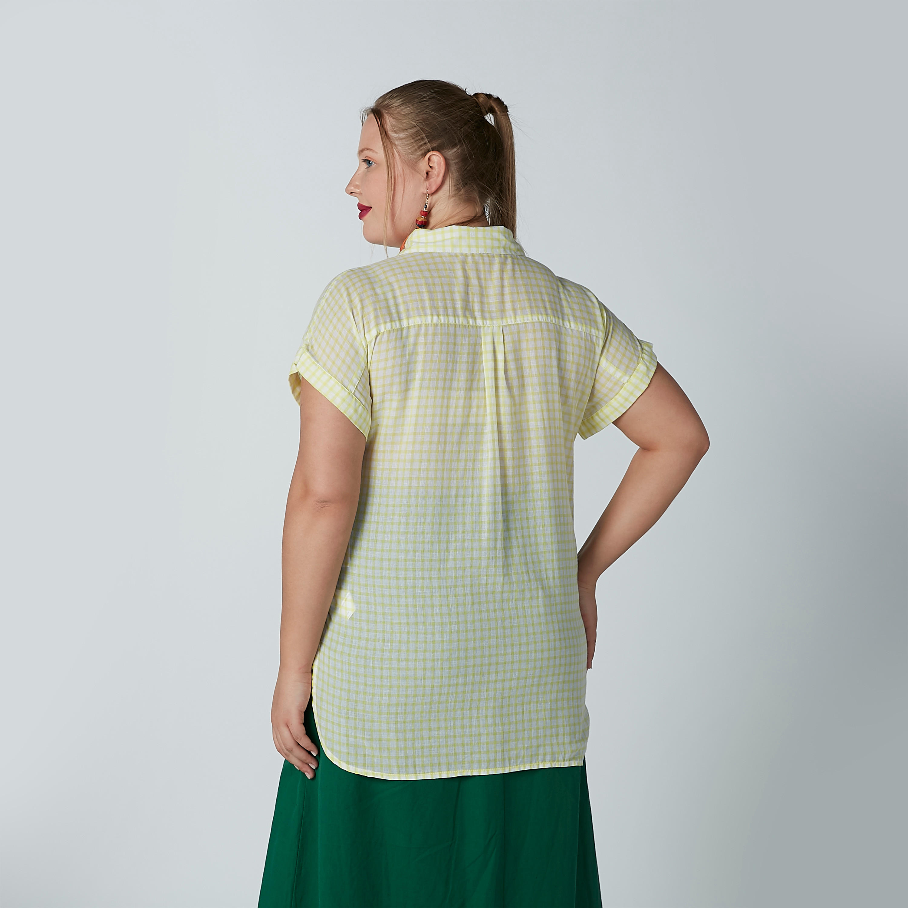قميص كاروهات بأكمام قصيرة وعقدة أمامية-women-clothing-shirtsandblouses-blouses-image-4