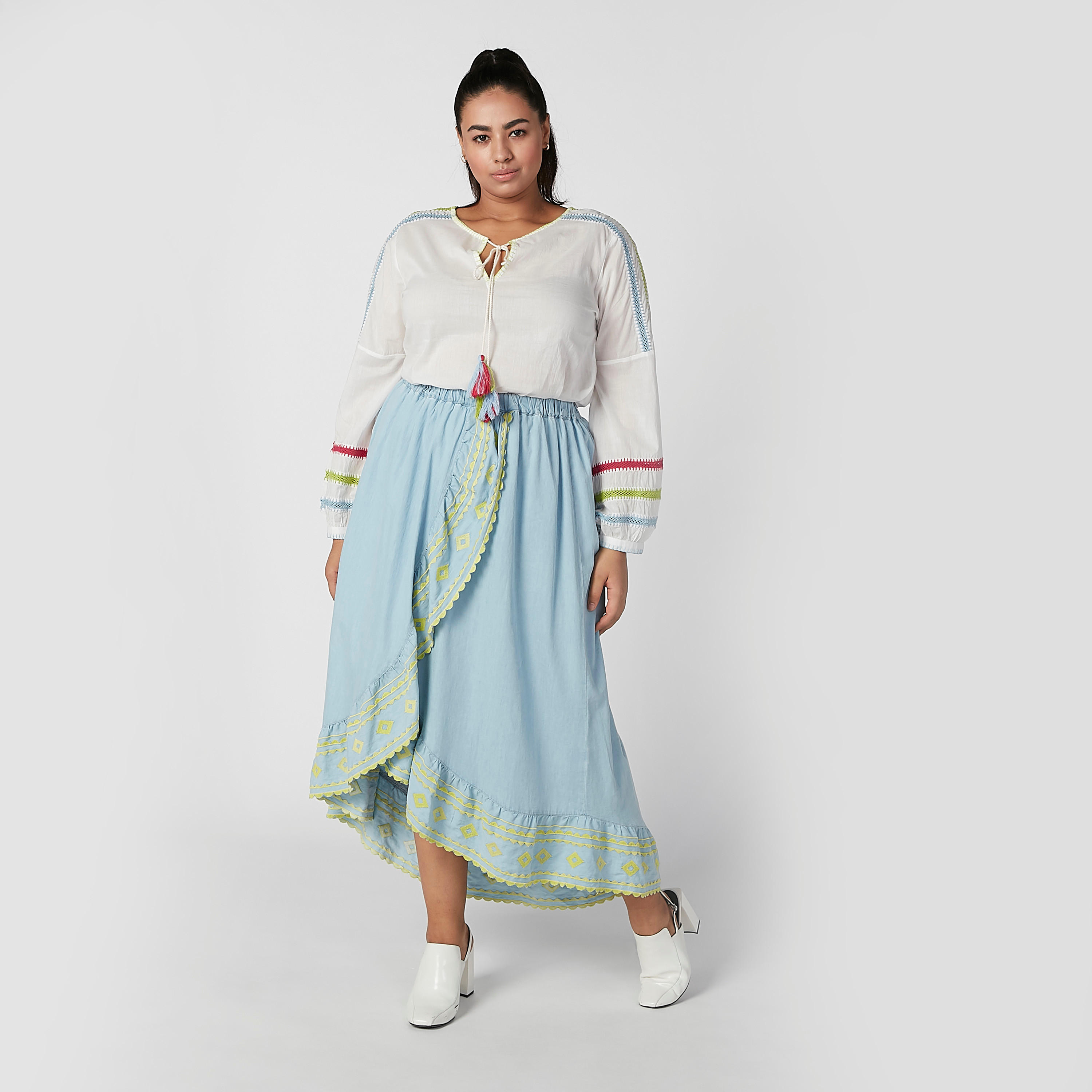 بلوزة مطرّزة بأكمام طويلة وأربطة-women-clothing-shirtsandblouses-blouses-image-1