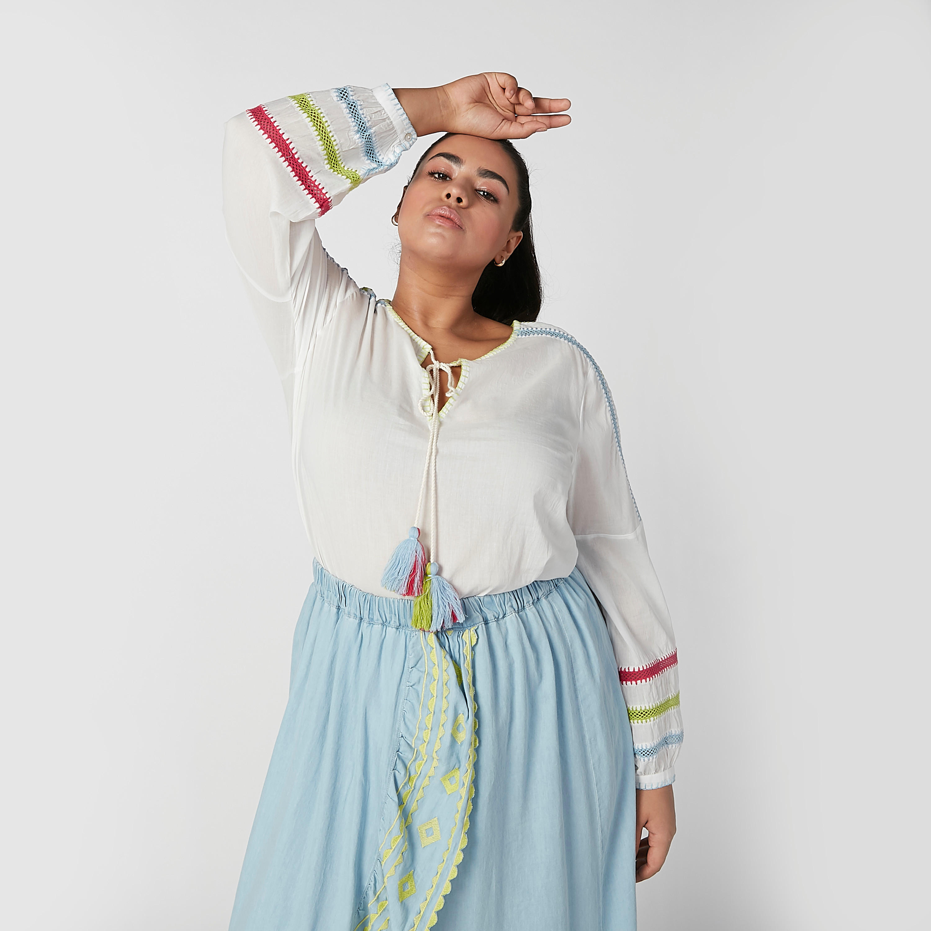 بلوزة مطرّزة بأكمام طويلة وأربطة-women-clothing-shirtsandblouses-blouses-image-2